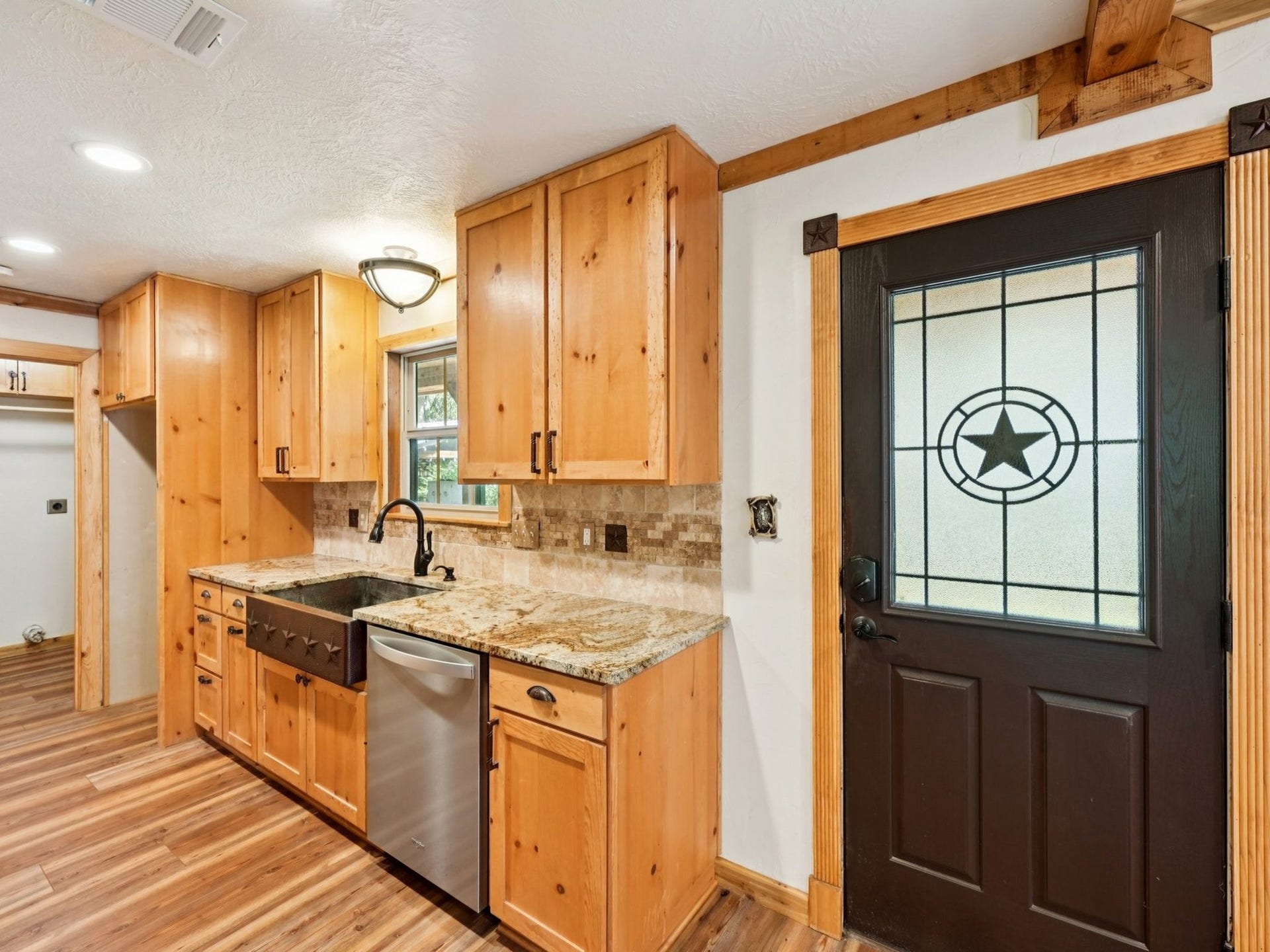 101-1/2 Avenue J, Dickinson, TX 77539 The door leading out to the covered porch has a fantastic star on it.