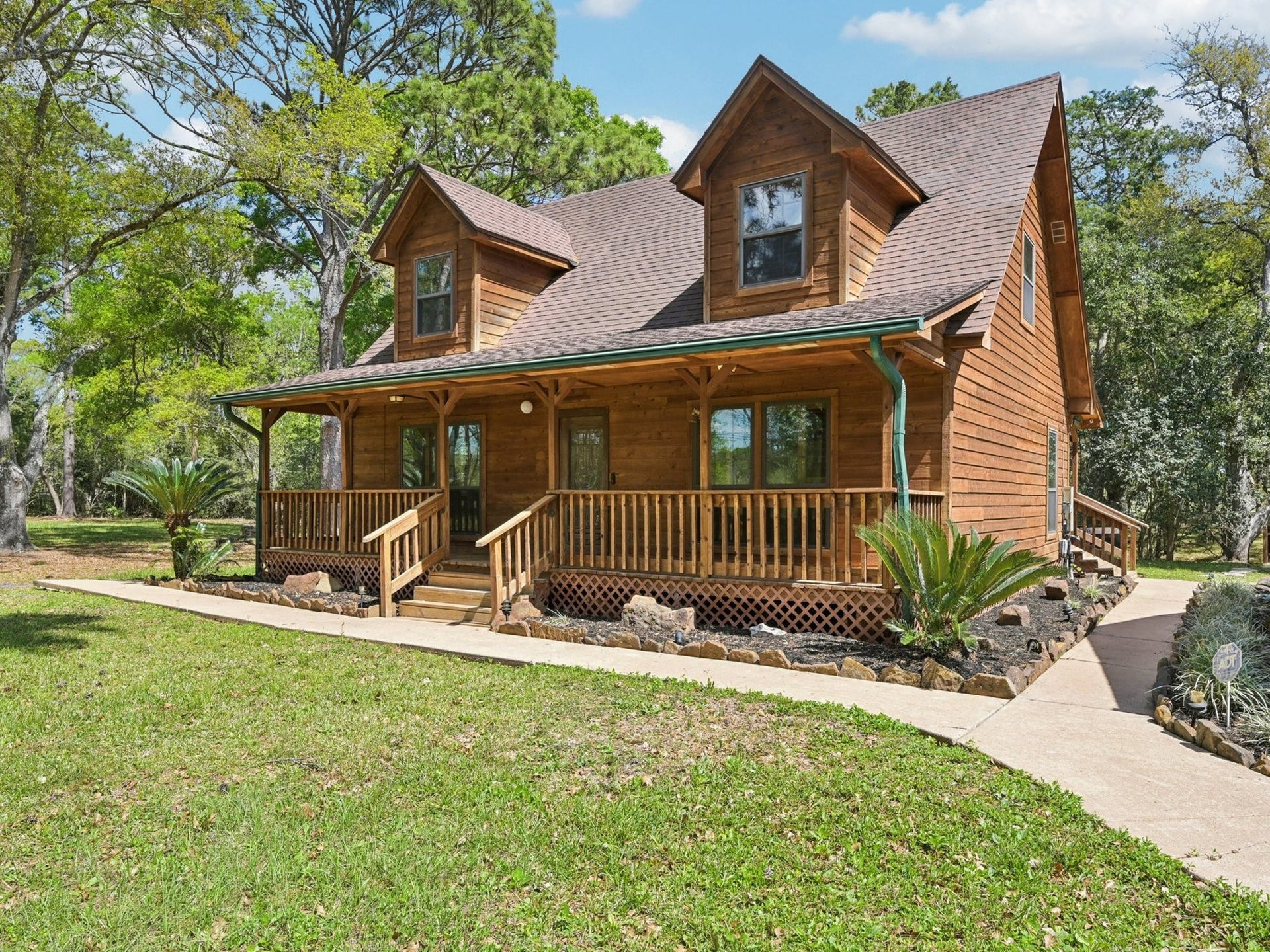 101-1/2 Avenue J, Dickinson, TX 77539 This amazing home offers country living with nearby city amenities.