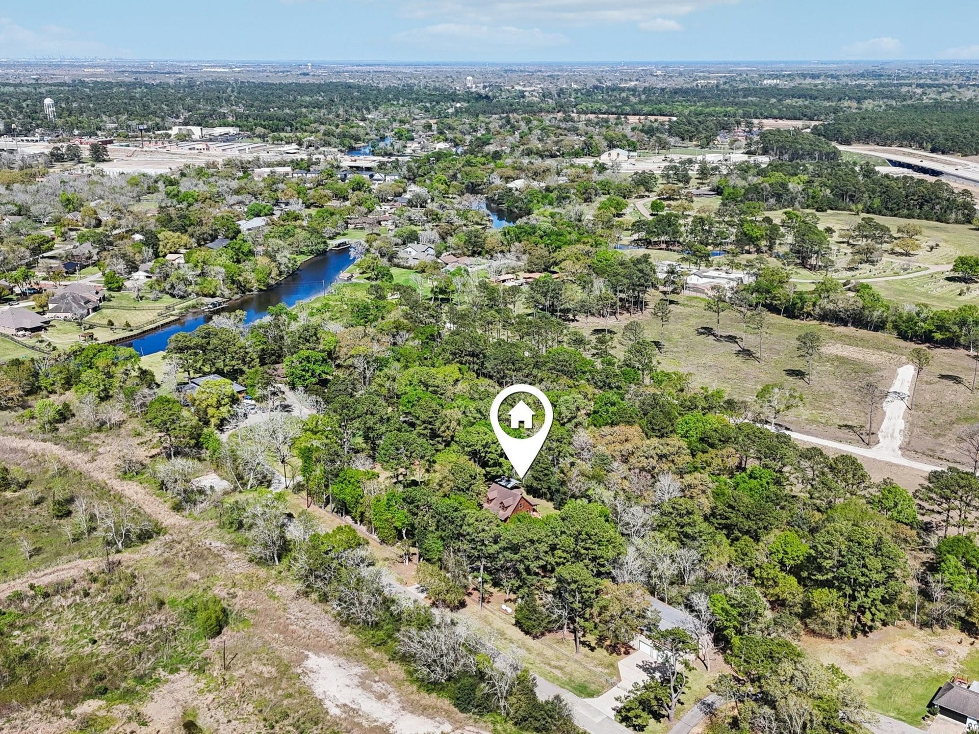 101-1/2 Avenue J, Dickinson, TX 77539 This home is situated close to the freeway and shopping.