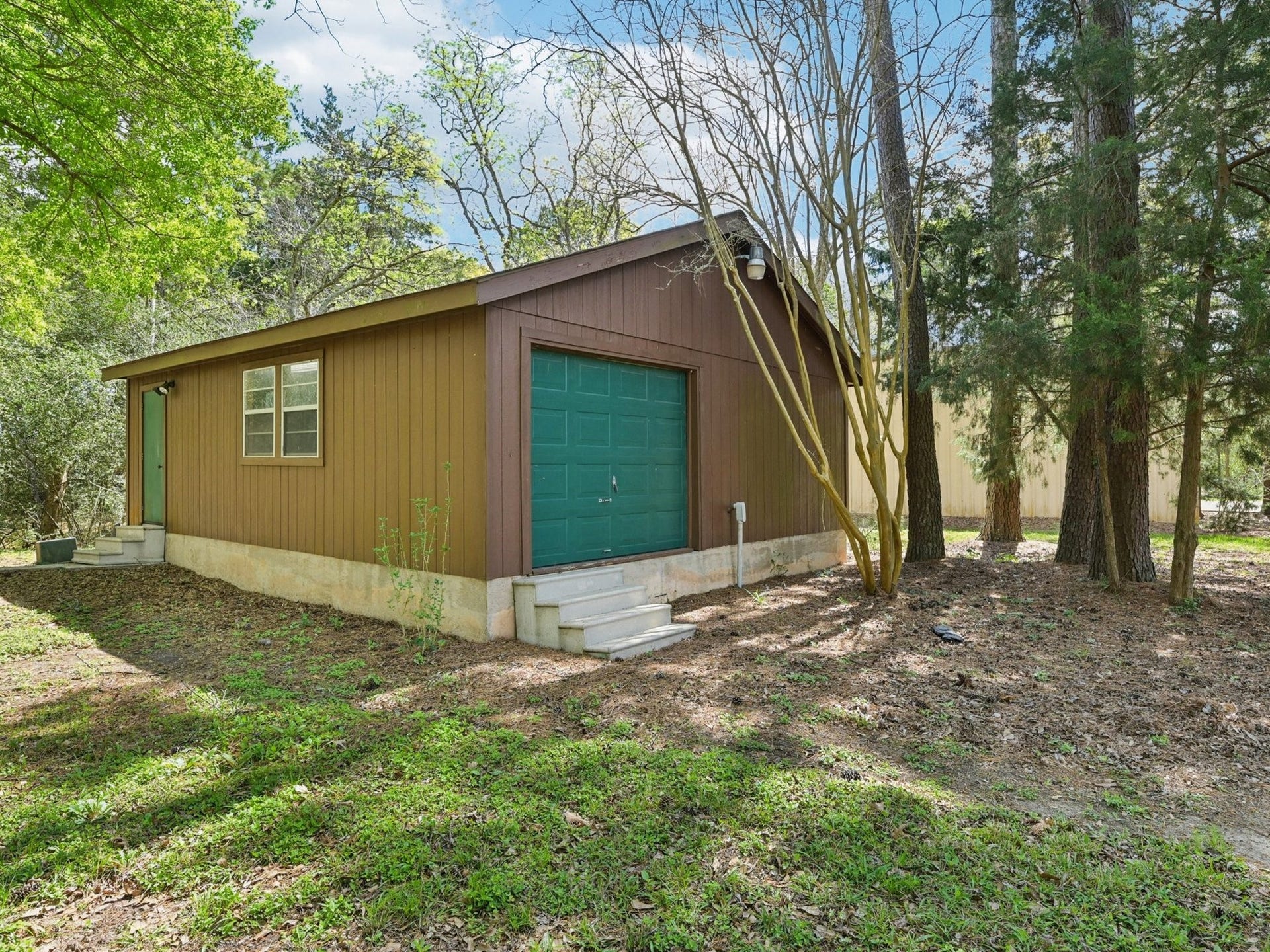 101-1/2 Avenue J, Dickinson, TX 77539 The Man Cave or She Shed is the place for tinkering or crafting.