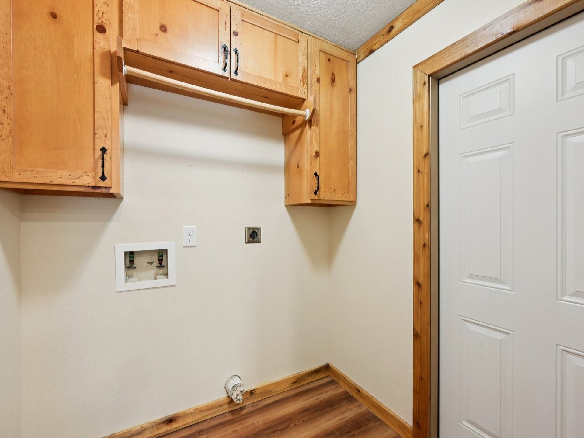 101-1/2 Avenue J, Dickinson, TX 77539 The Laundry room has built-in shelving and a rack for drying clothes. There is even access to the backyard from this room.