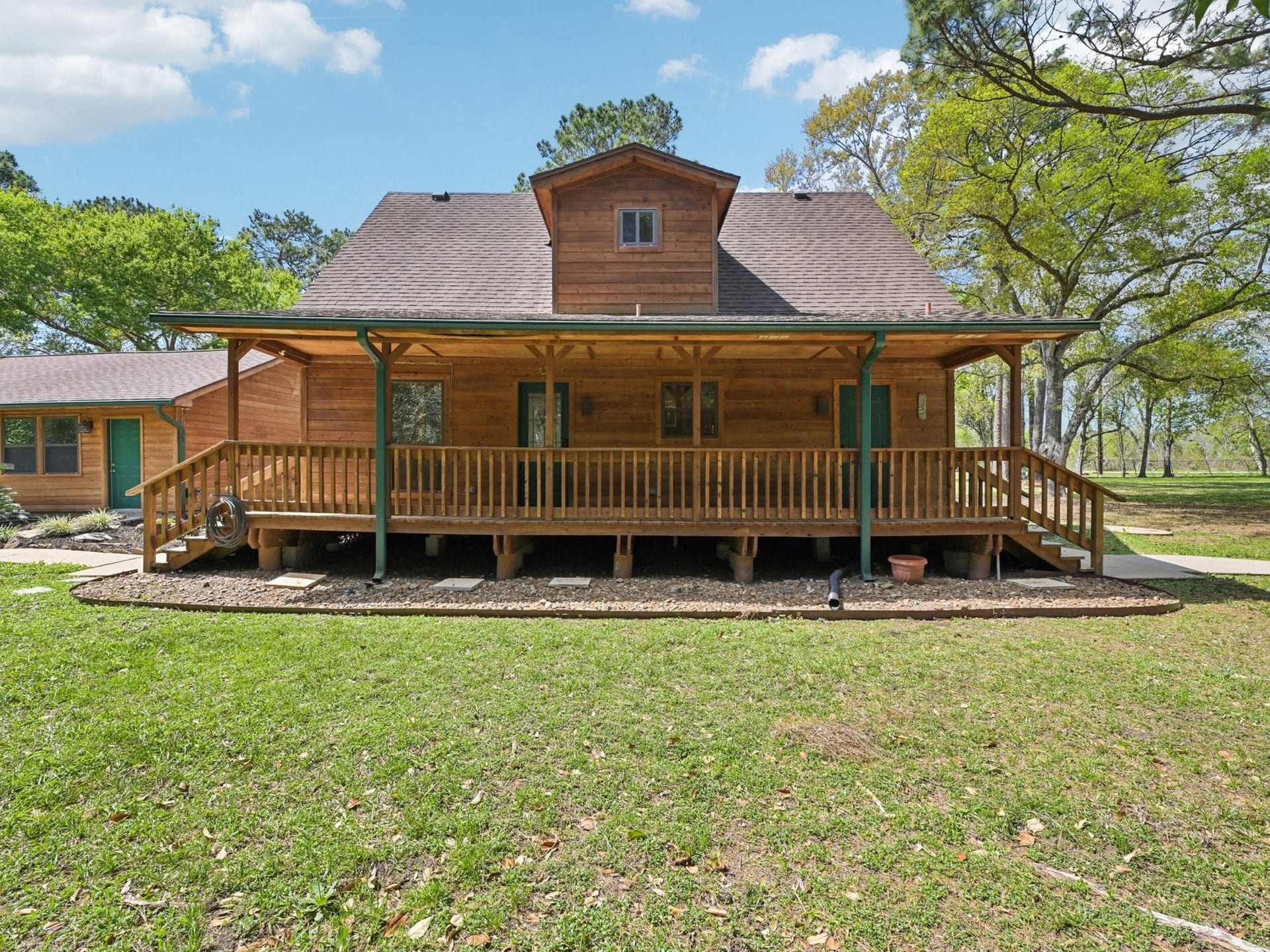 101-1/2 Avenue J, Dickinson, TX 77539 The back of the home has a great covered patio.