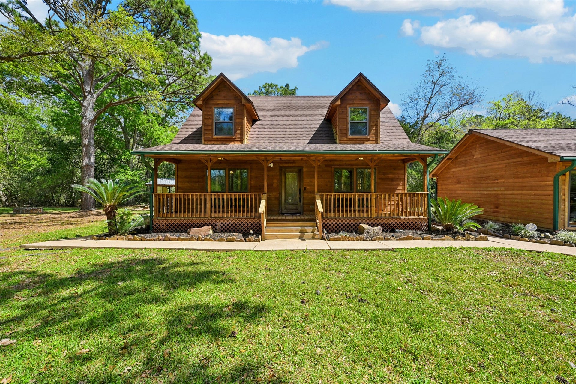 101-1/2 Avenue J, Dickinson, TX 77539 This gorgeous farmhouse home is situated on a dreamy 2.63 acre lot with mature trees and a ravine.
