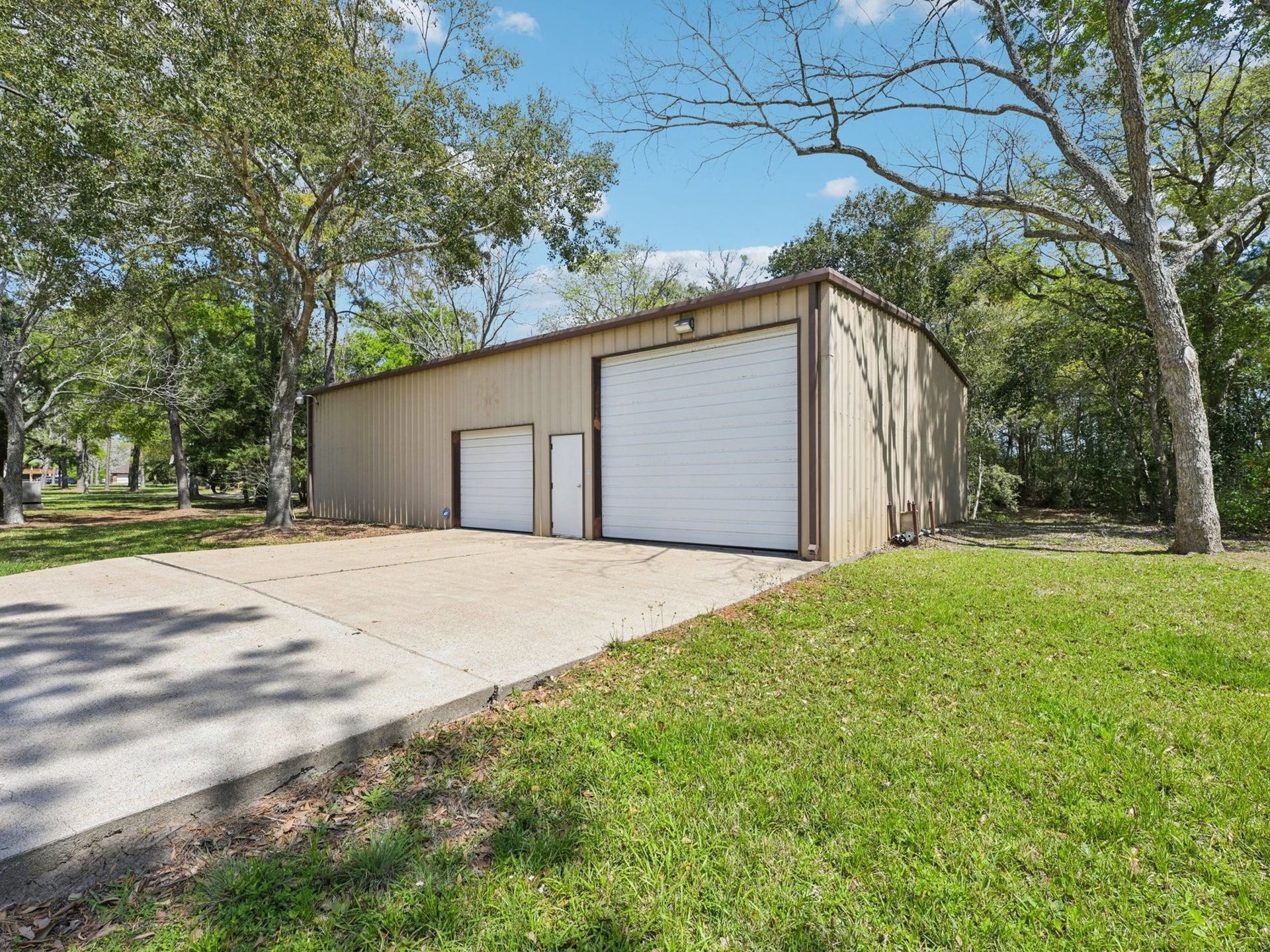 101-1/2 Avenue J, Dickinson, TX 77539 The Workshop has both boat and RV parking.