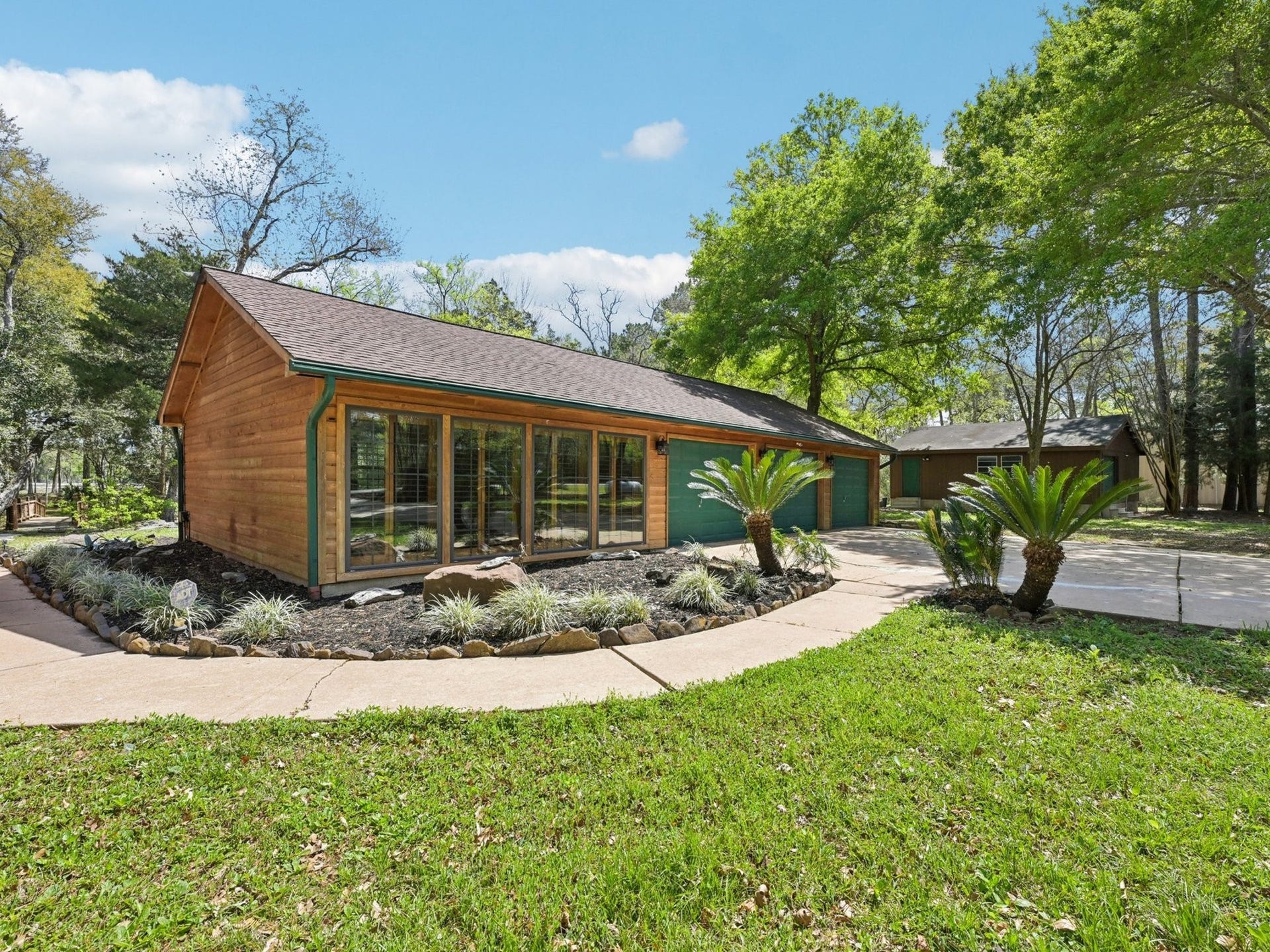 101-1/2 Avenue J, Dickinson, TX 77539 The 3-car garage with adjacent Game Room. This space could also be a home office or a workout room. The possibilities are endless.