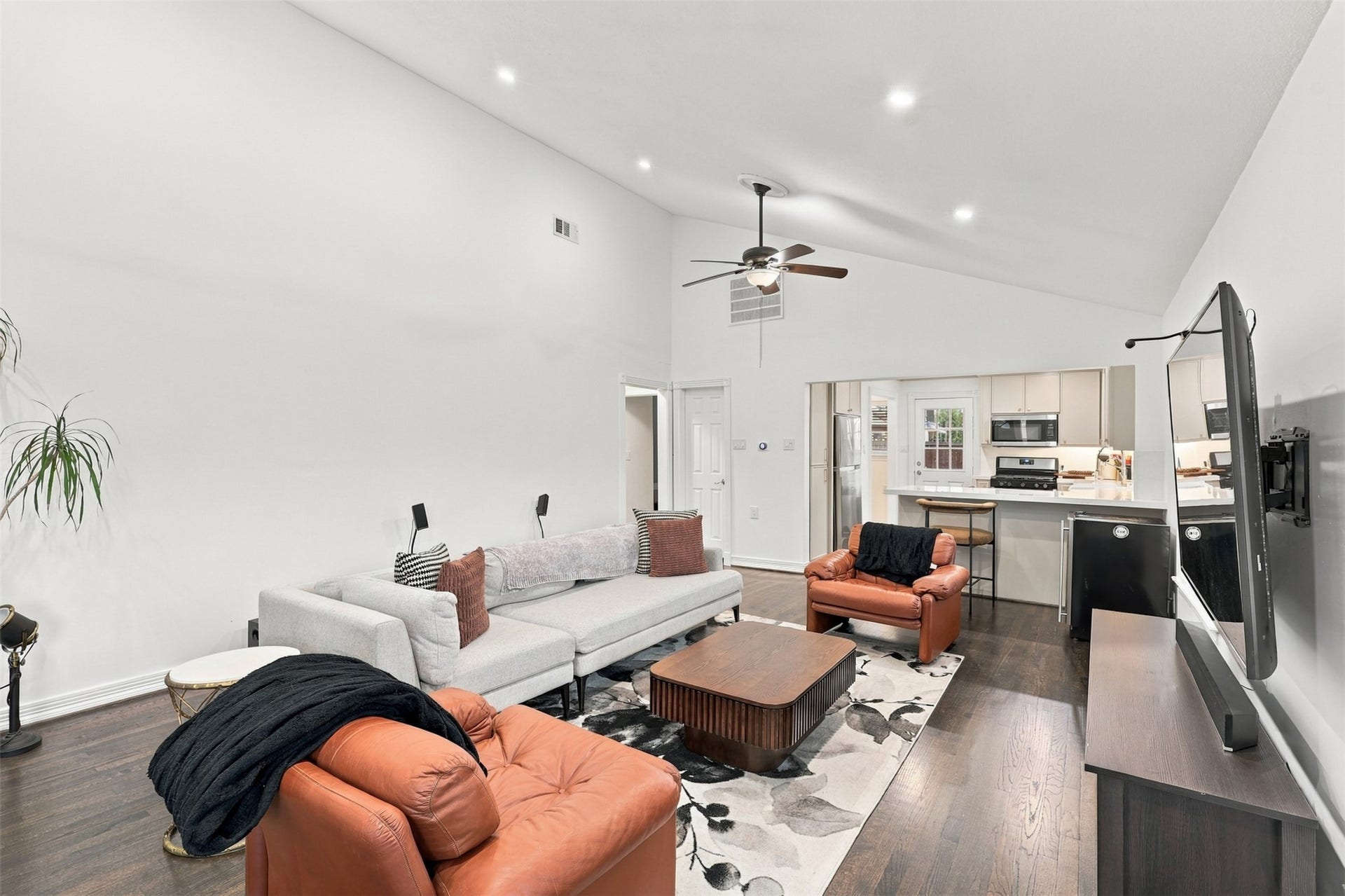 5410 Kiam Street, Houston, TX 77007 Spacious living area with high ceilings, open layout, and modern finishes, seamlessly connecting to a contemporary kitchen.