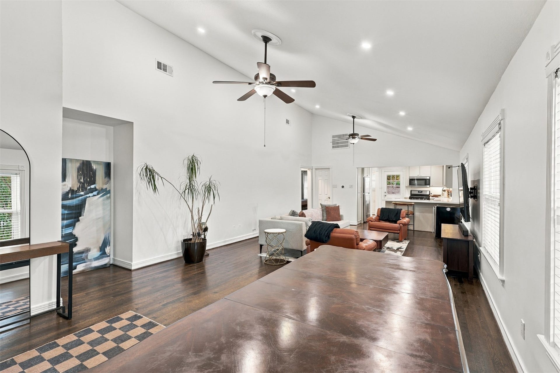 5410 Kiam Street, Houston, TX 77007 Spacious open-concept living area with high ceilings, elegant hardwood floors, and abundant natural light, seamlessly flowing into a modern kitchen.