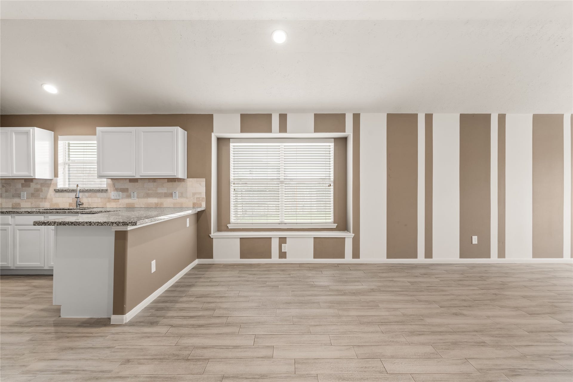 17042 Midnight Sun Lane, Richmond, TX 77407 Spacious breakfast area with a charming window seat, complemented by a breakfast bar that offers additional seating and gathering space.