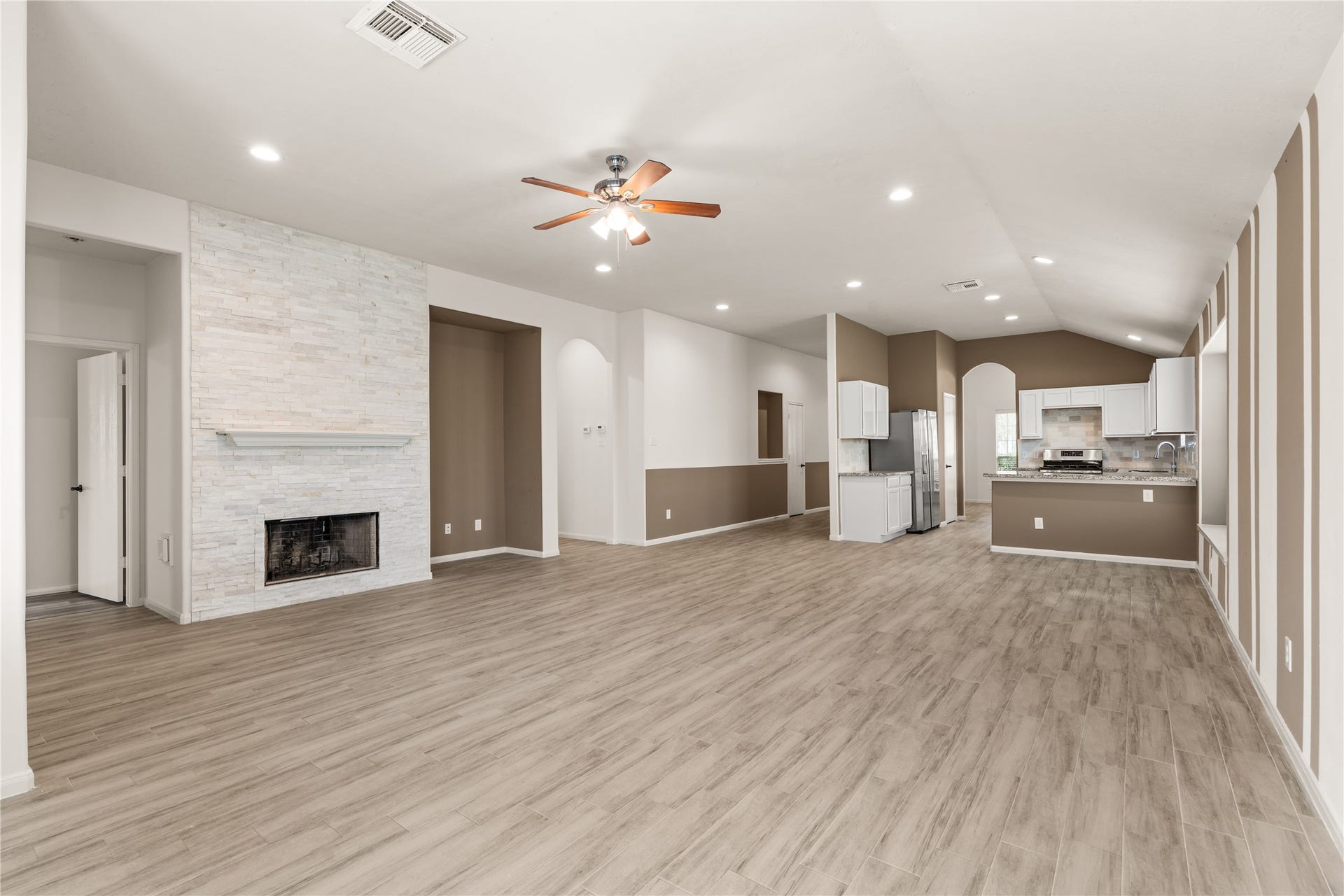 17042 Midnight Sun Lane, Richmond, TX 77407 Bright and airy family room seamlessly flows into the kitchen and breakfast area.