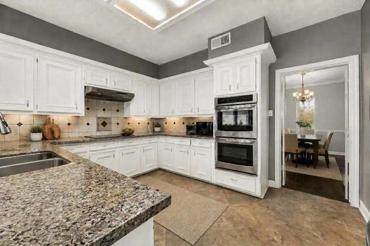 1523 Plantation Drive, Richmond, TX 77406 Generous room in the kitchen with built in
double ovens, and amble cabinet space. Shown virtually staged.