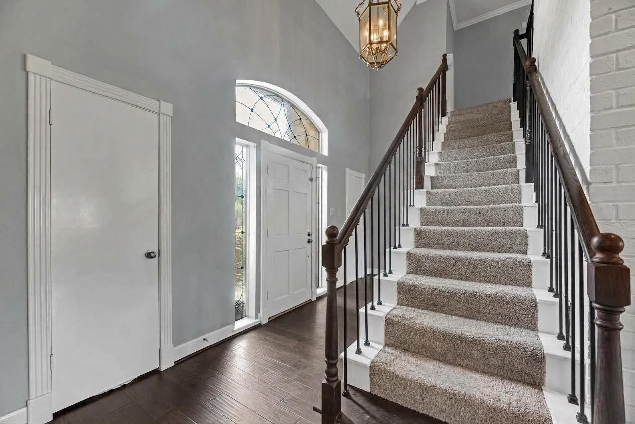 1523 Plantation Drive, Richmond, TX 77406 High ceilings, rod iron staircase and two generous closets in
the foyer. Shown unfurnished.