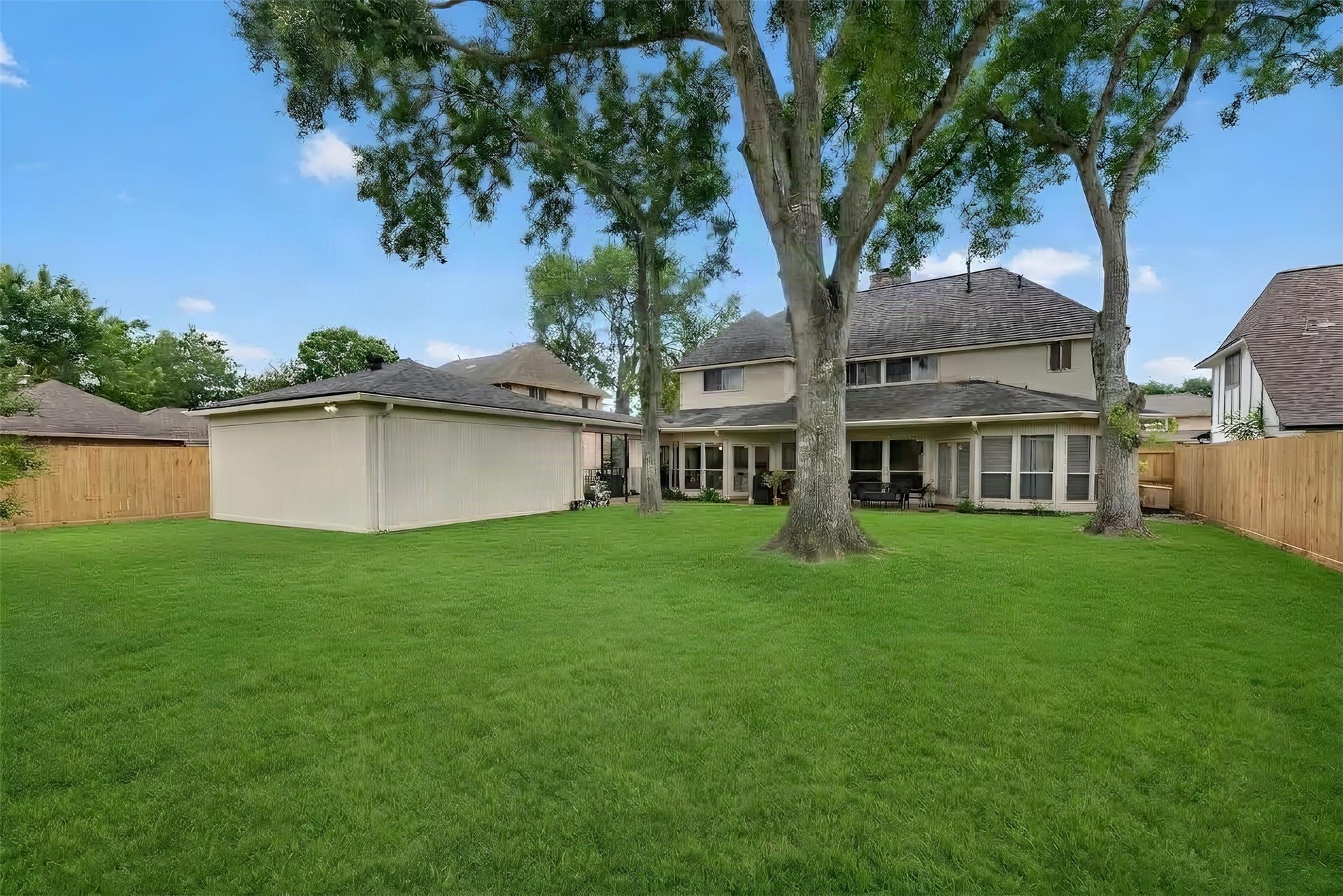 1523 Plantation Drive, Richmond, TX 77406 Expansive private backyard with room for entertaining.