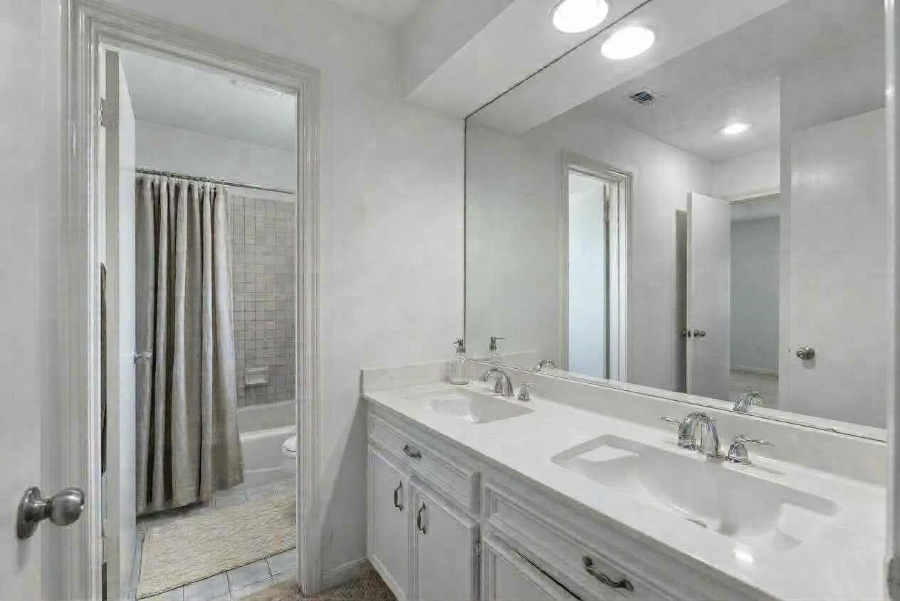 1523 Plantation Drive, Richmond, TX 77406 Bathroom 2, with double sinks. Accessible from bedroom 2 and gameroom.