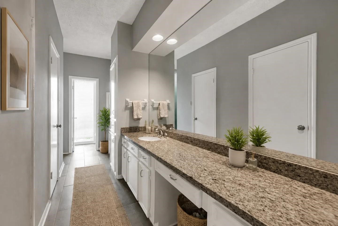 1523 Plantation Drive, Richmond, TX 77406 Primary bath with plenty of
counter space and two separate sink areas.