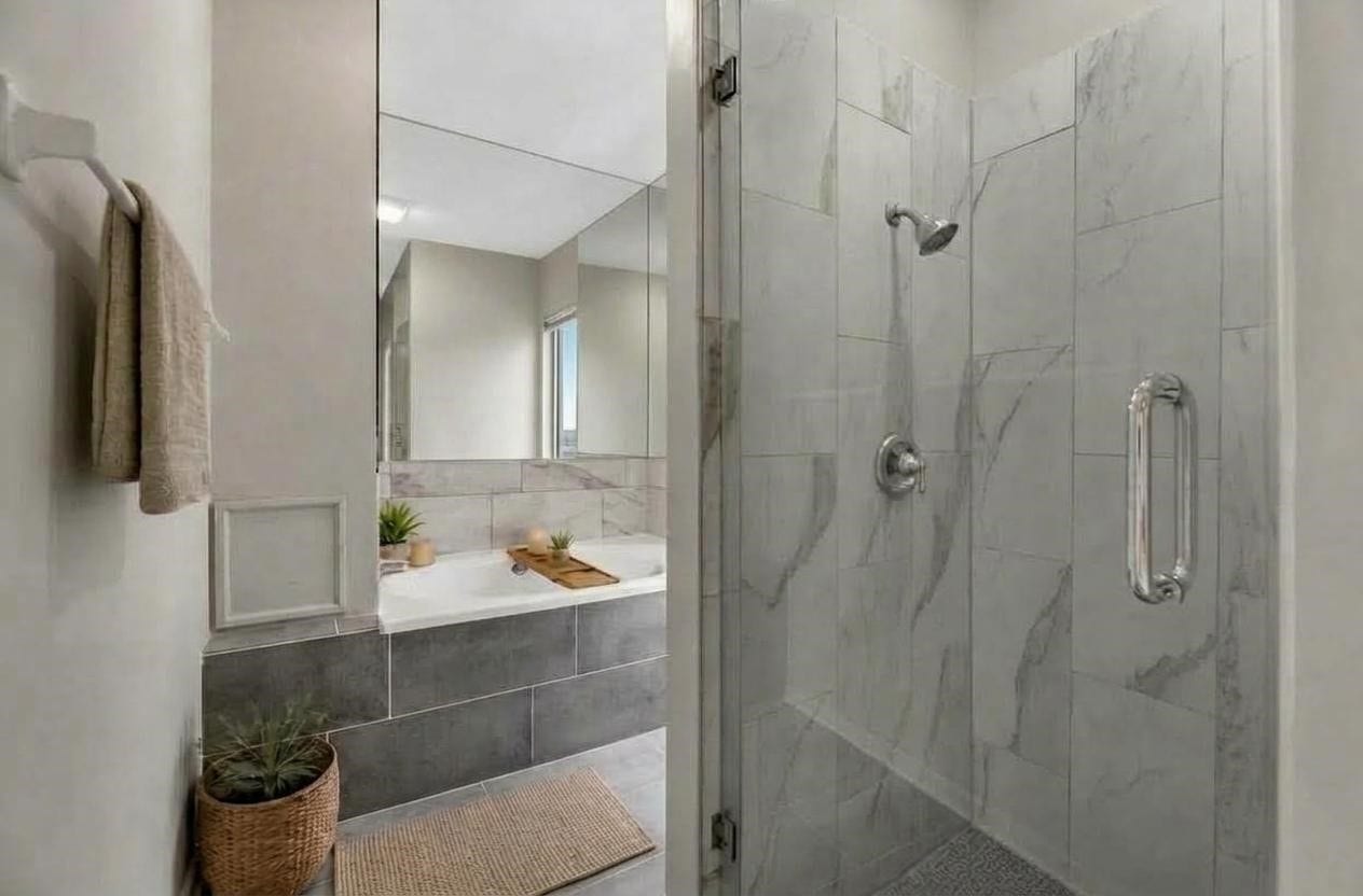 1523 Plantation Drive, Richmond, TX 77406 Separate soaking up and shower in the
primary bathroom.