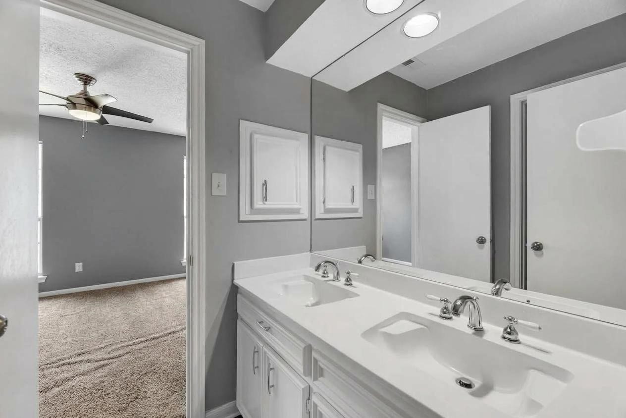 1523 Plantation Drive, Richmond, TX 77406 Bathroom 3 connects to Bedroom 3 and Bedroom 4, with double sinks.