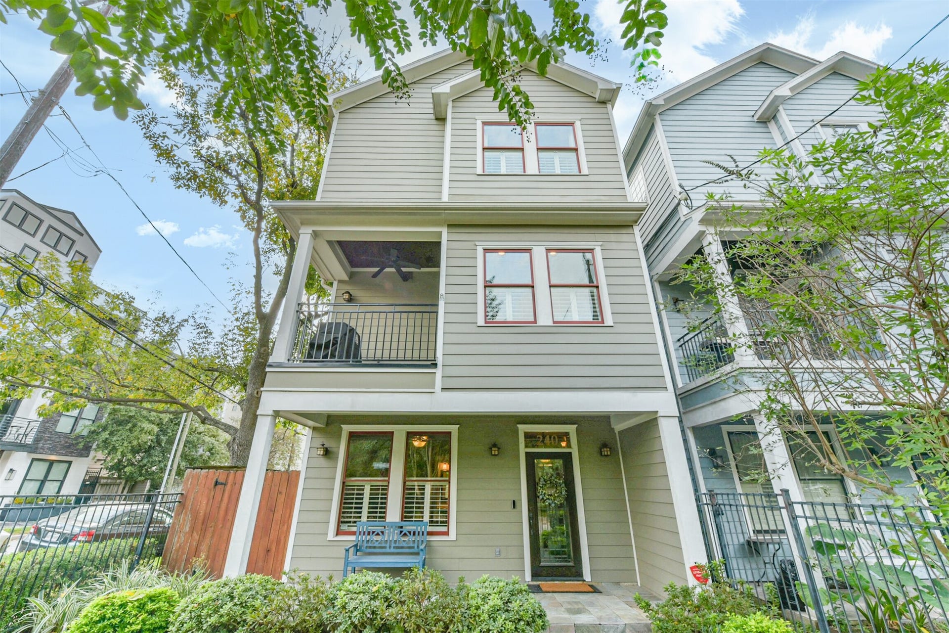 240 E Woodland Street, Houston, TX 77009 Welcome to 240 E Woodland, a charming home in a prime location within walking distance to local shops, dining and entertainment!