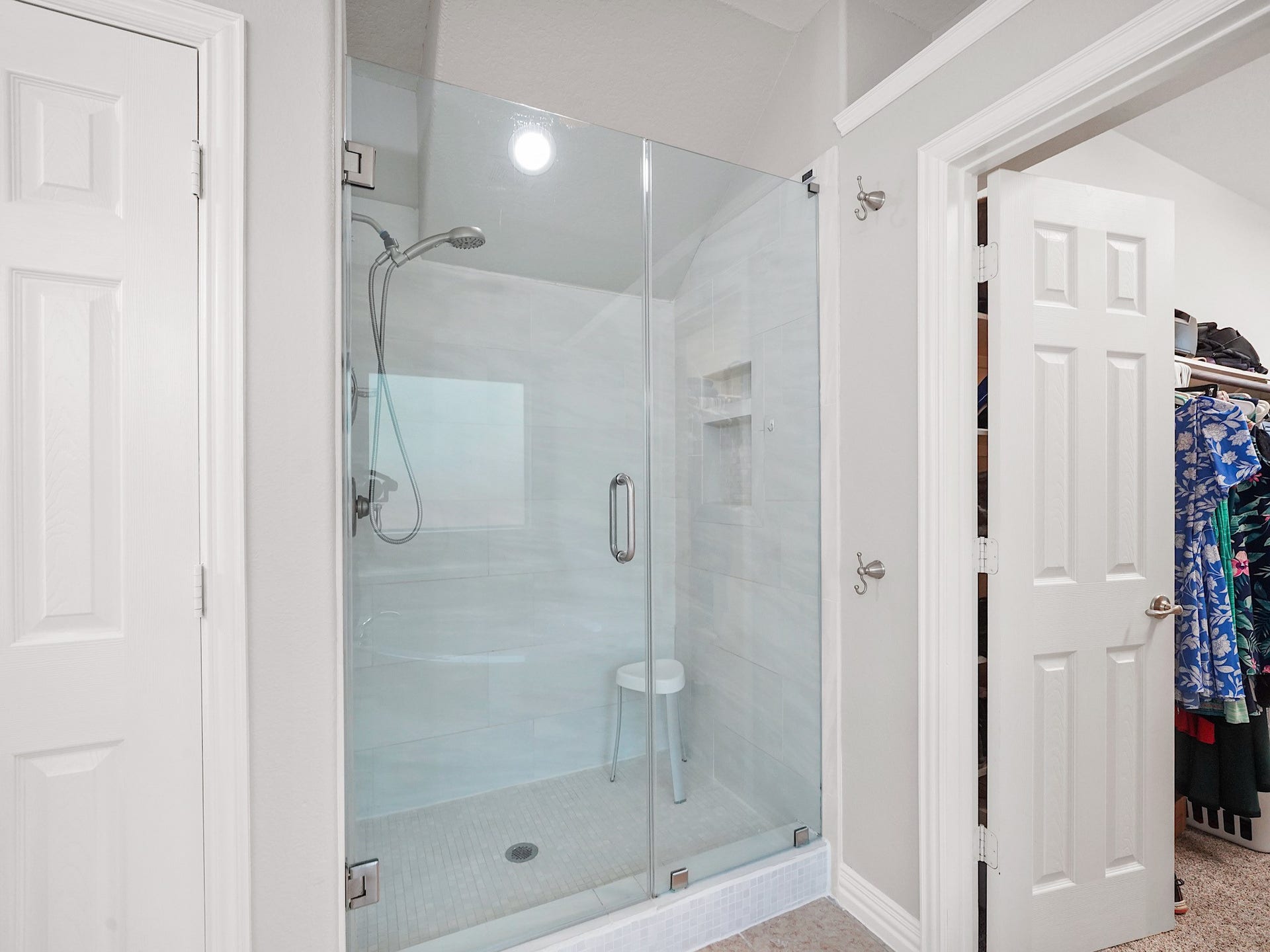 26214 Seminole Hill Lane, Katy, TX 77494 Recently updated, the frameless glass shower adds a touch of modern luxury to the primary suite.