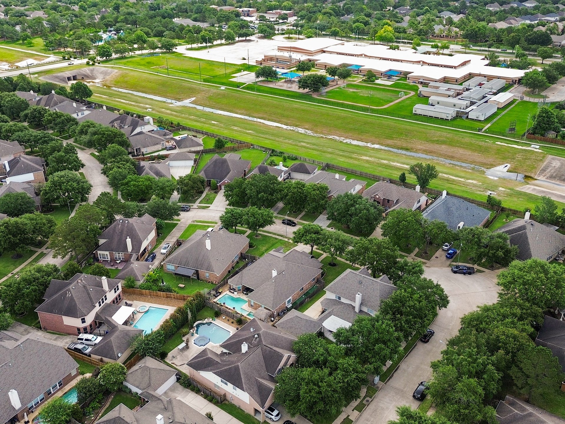 26214 Seminole Hill Lane, Katy, TX 77494 Located in the heart of Cinco Ranch and just a short walk to Kilpatrick Elementary, this home offers convenient access to exceptional amenities, scenic trails, parks, pools, shopping, and dining.