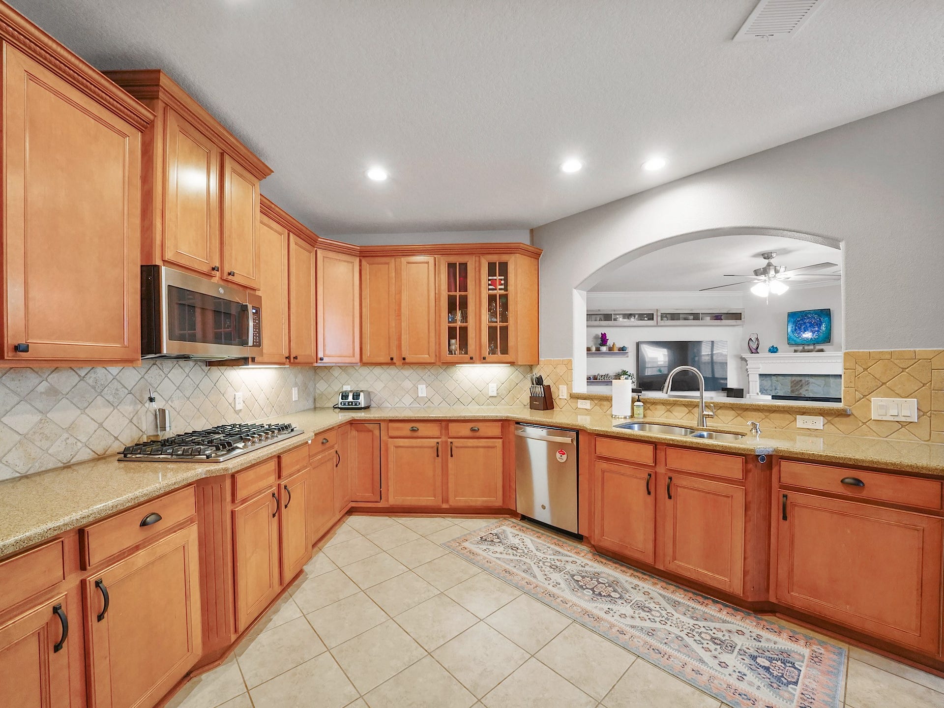 26214 Seminole Hill Lane, Katy, TX 77494 Thoughtfully designed for the home chef, the kitchen features granite countertops, double ovens, a gas cooktop, under-cabinet lighting, abundant cabinetry, and exceptional workspace.