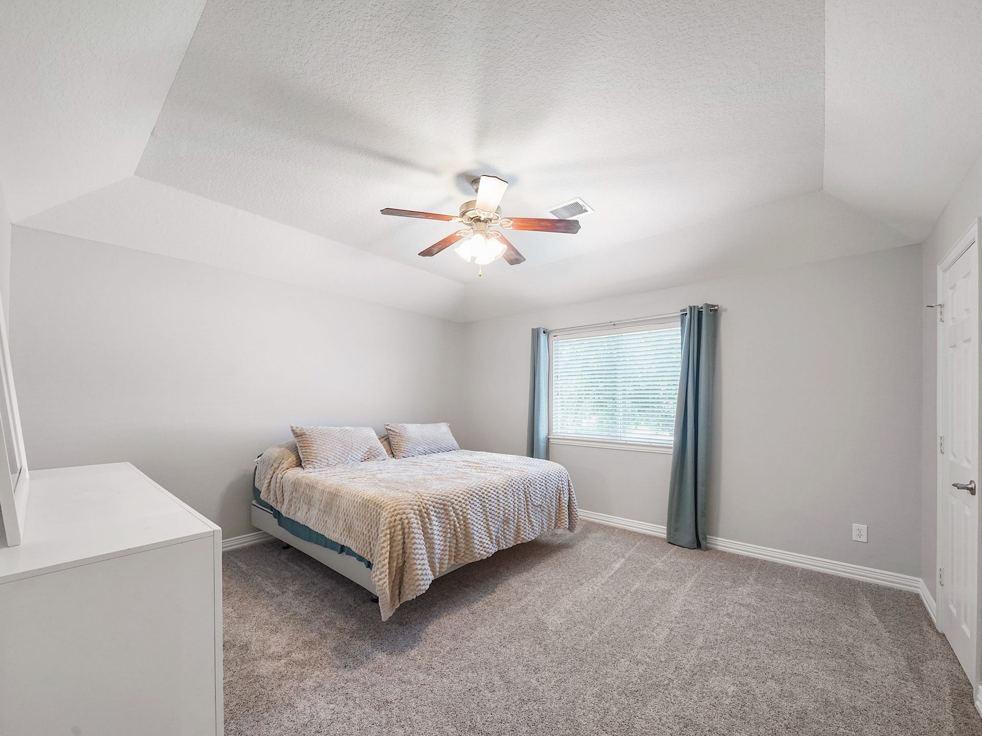 26214 Seminole Hill Lane, Katy, TX 77494 Spacious and a calming color palette create a comfortable retreat for family or overnight guests.