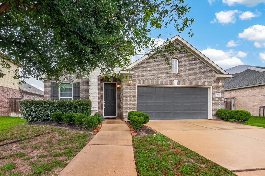 Property photo for 2209 Hidden Meadow Lane, Pearland, TX