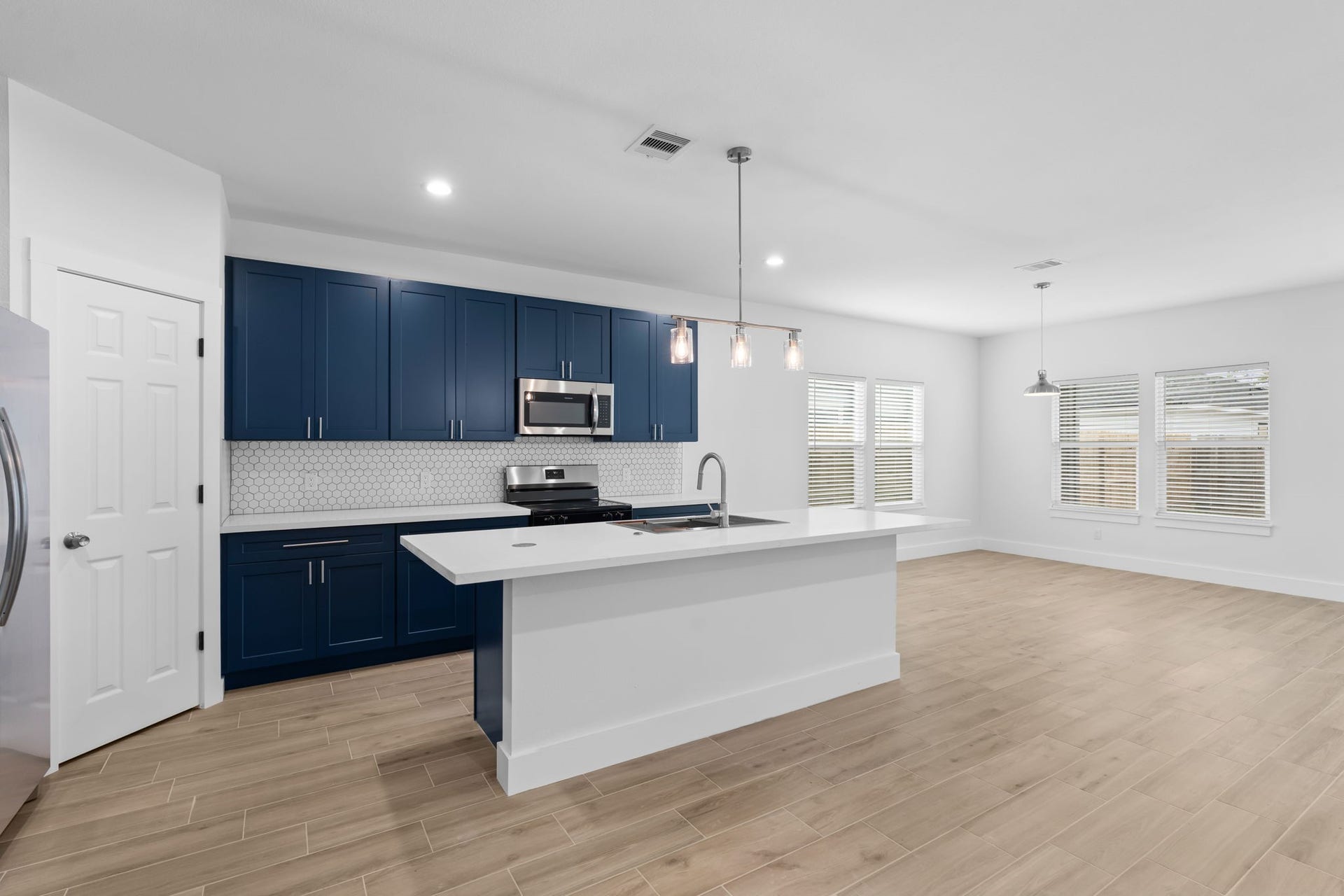1303 Hawthorne Street, Baytown, TX 77520 Navy shaker cabinets, quartz countertops and stainless steel appliances