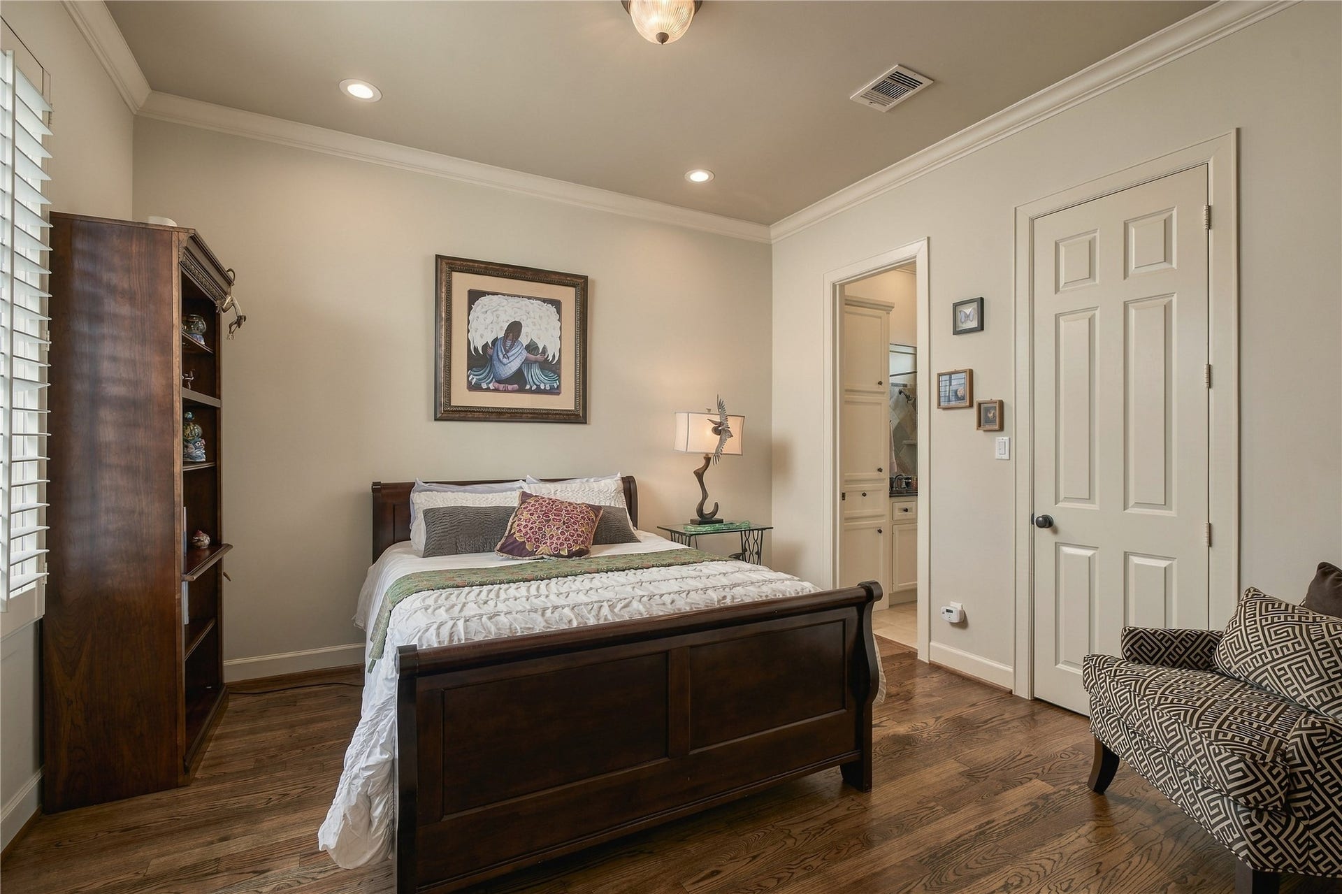 523 Lovett Boulevard, Houston, TX 77006 Tucked away on the first floor, this secondary bedroom gives guests a space that feels genuinely private, complete with its own adjoining full bath.