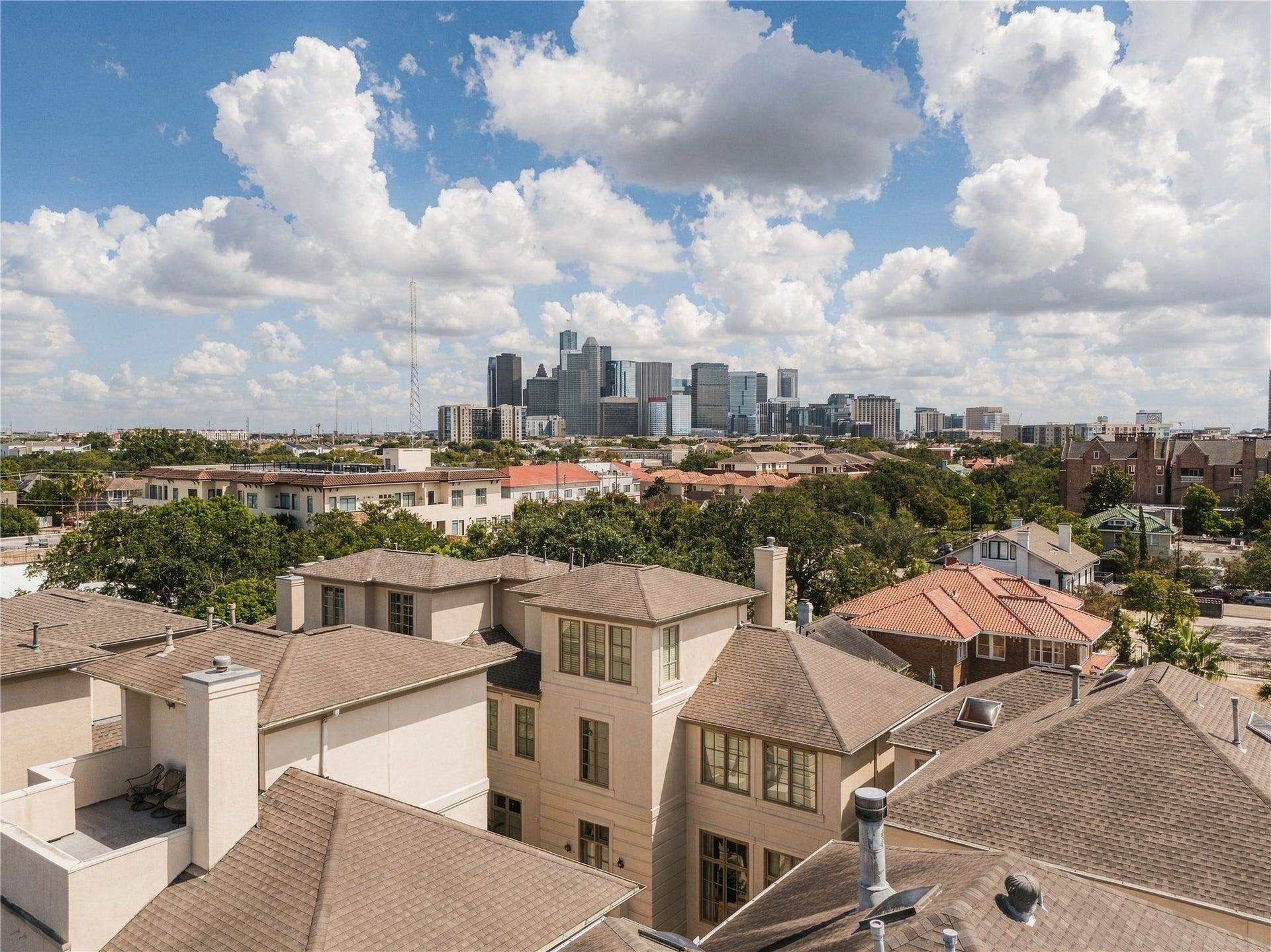 523 Lovett Boulevard, Houston, TX 77006 The unobstructed Downtown Houston skyline view sets 523 Lovett apart as the only home in Lovett Gardens with this vantage point.