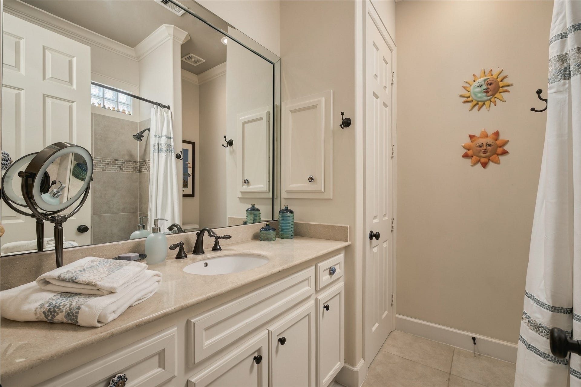 523 Lovett Boulevard, Houston, TX 77006 A second full bath completes the first-floor guest accommodations, with a generous vanity, tiled tub and shower, and additional built-in storage.