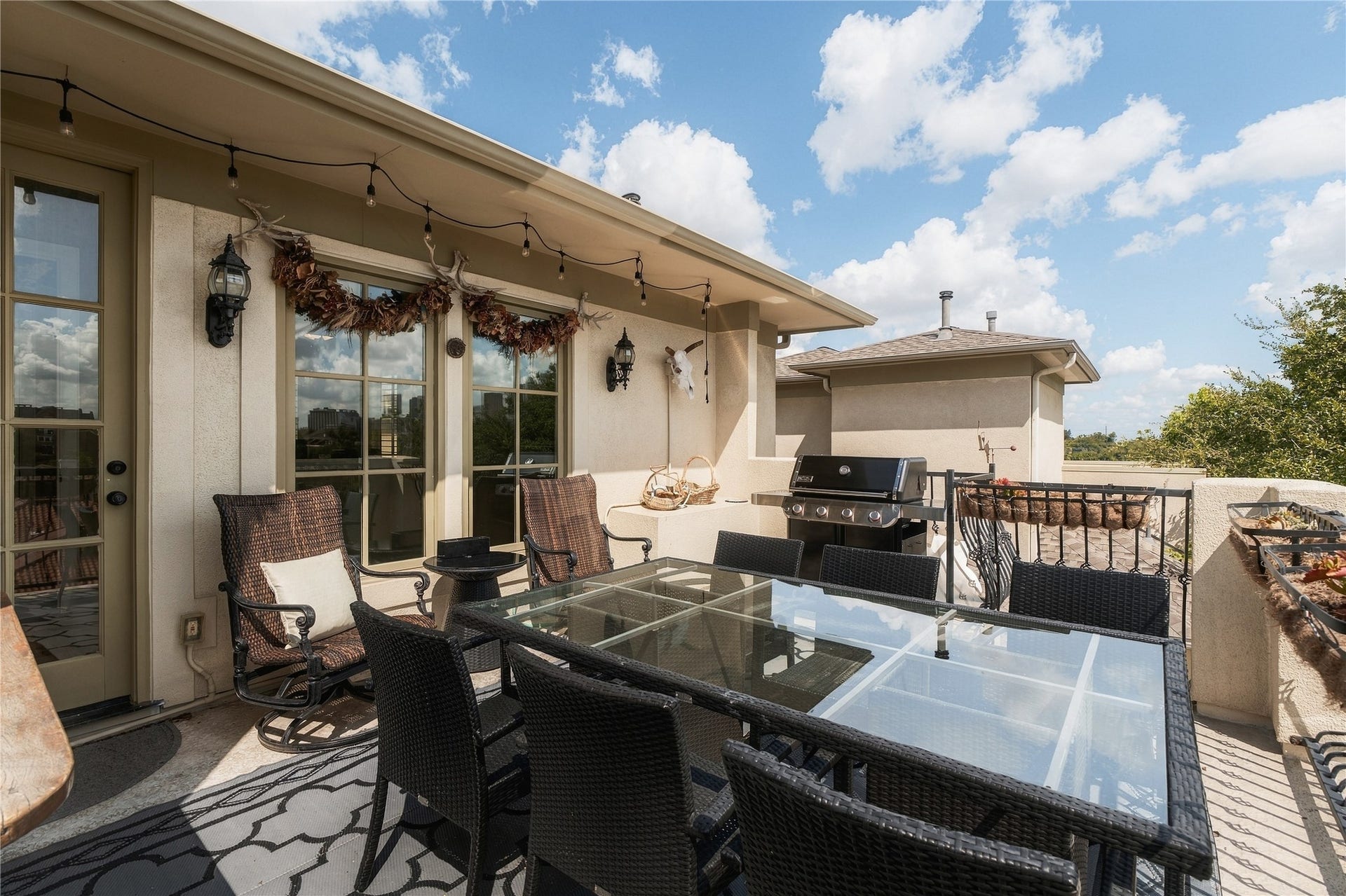 523 Lovett Boulevard, Houston, TX 77006 The expansive rooftop terrace creates a true outdoor living and dining space with room to entertain, grill and take in the surrounding city views.
