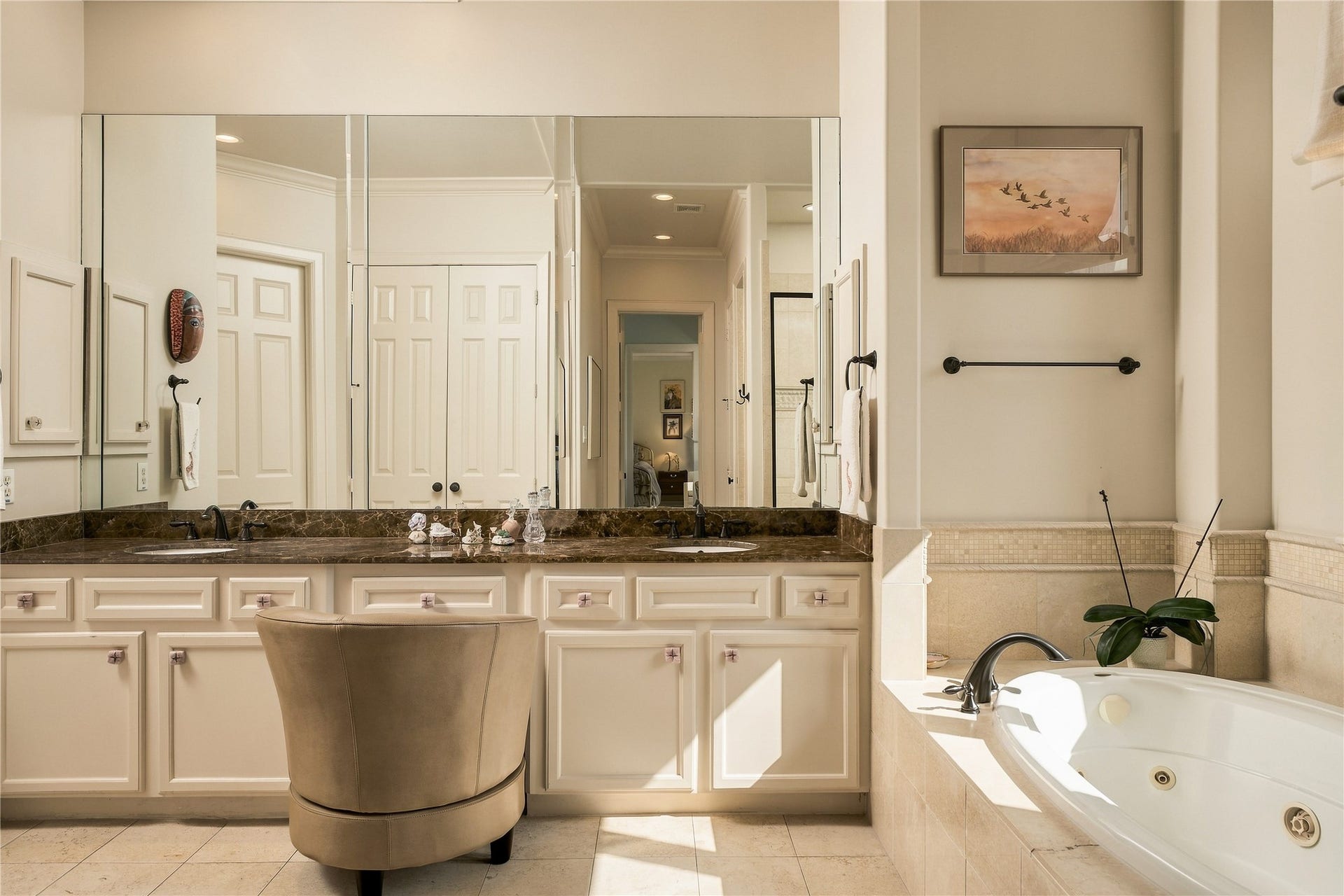 523 Lovett Boulevard, Houston, TX 77006 The primary bath continues the scale of the suite with an extended dual-sink vanity, dedicated seated vanity space and a jetted soaking tub surrounded in stone.