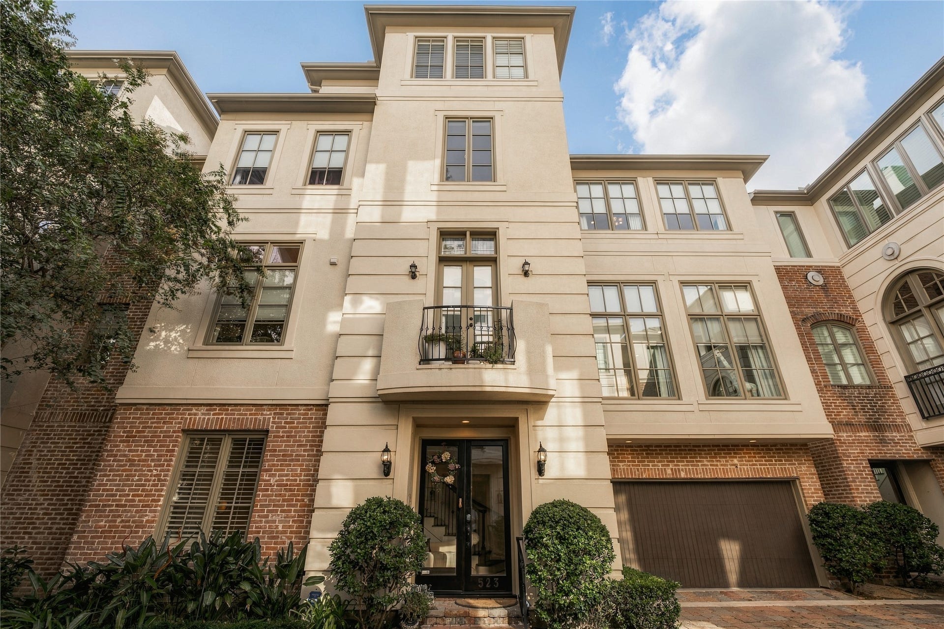 523 Lovett Boulevard, Houston, TX 77006 Set quietly within Lovett Gardens, 523 Lovett blends classic brick and stucco architecture with four levels of living in the middle of Montrose.