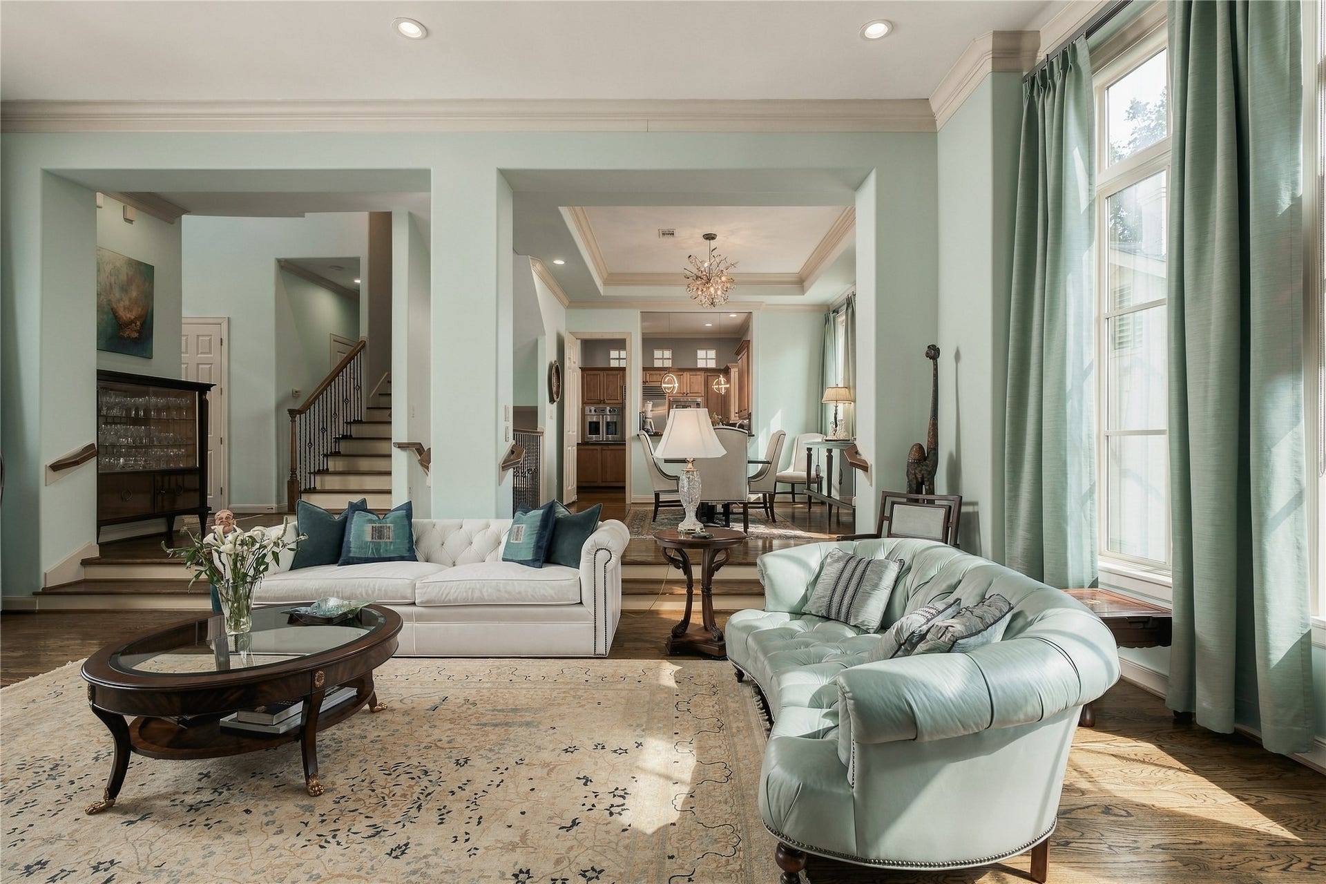 523 Lovett Boulevard, Houston, TX 77006 Open enough to stay connected, but not so open that every room loses its identity. The subtle change in elevation gives dining and kitchen their own sense of place.