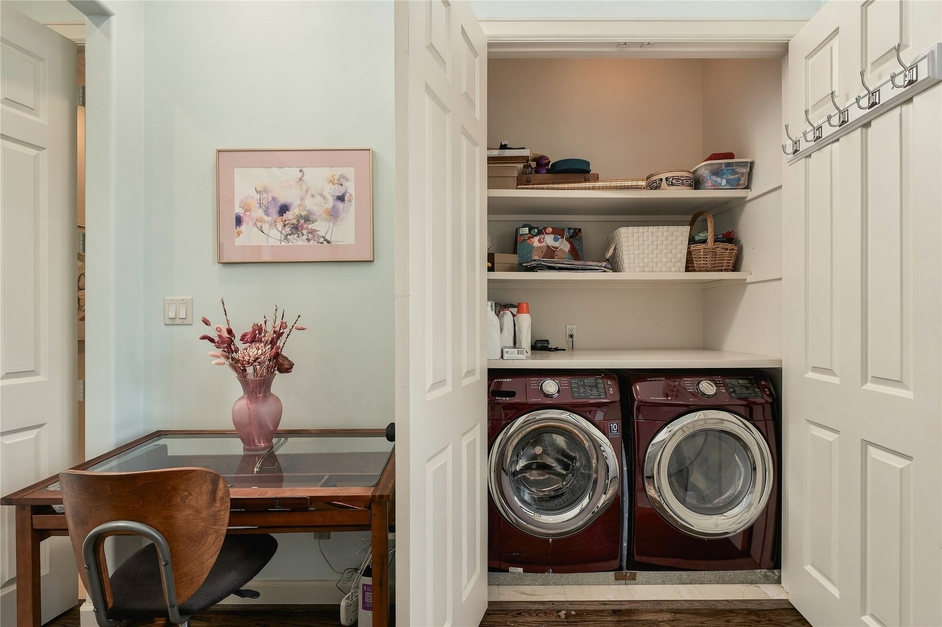 523 Lovett Boulevard, Houston, TX 77006 The primary suite includes a dedicated laundry area positioned just steps from the bedroom and bath, adding everyday convenience without sacrificing the adjoining flex space.