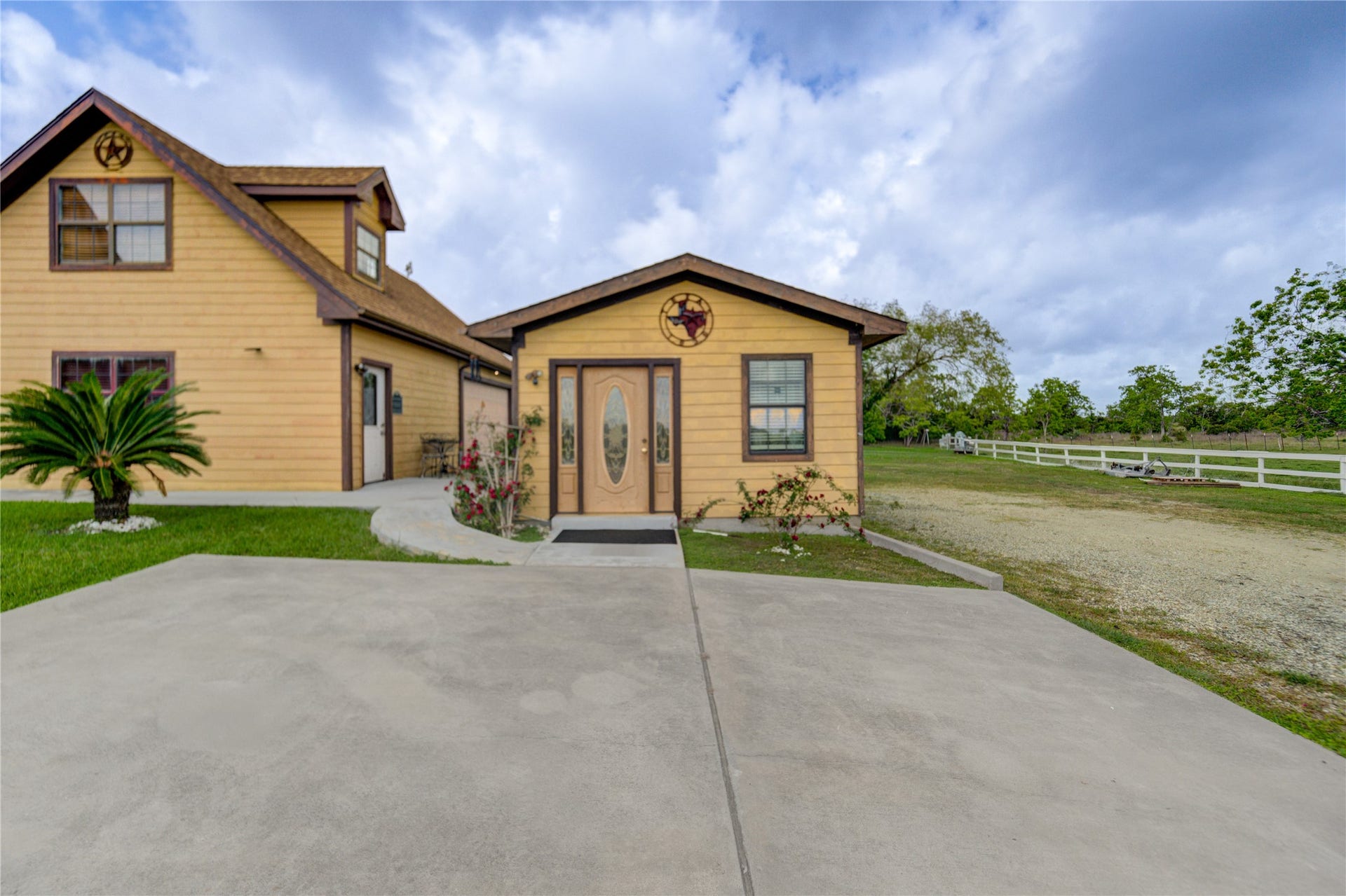 8204 S Humble Camp Road, Dickinson, TX 77539 2015 Office Building