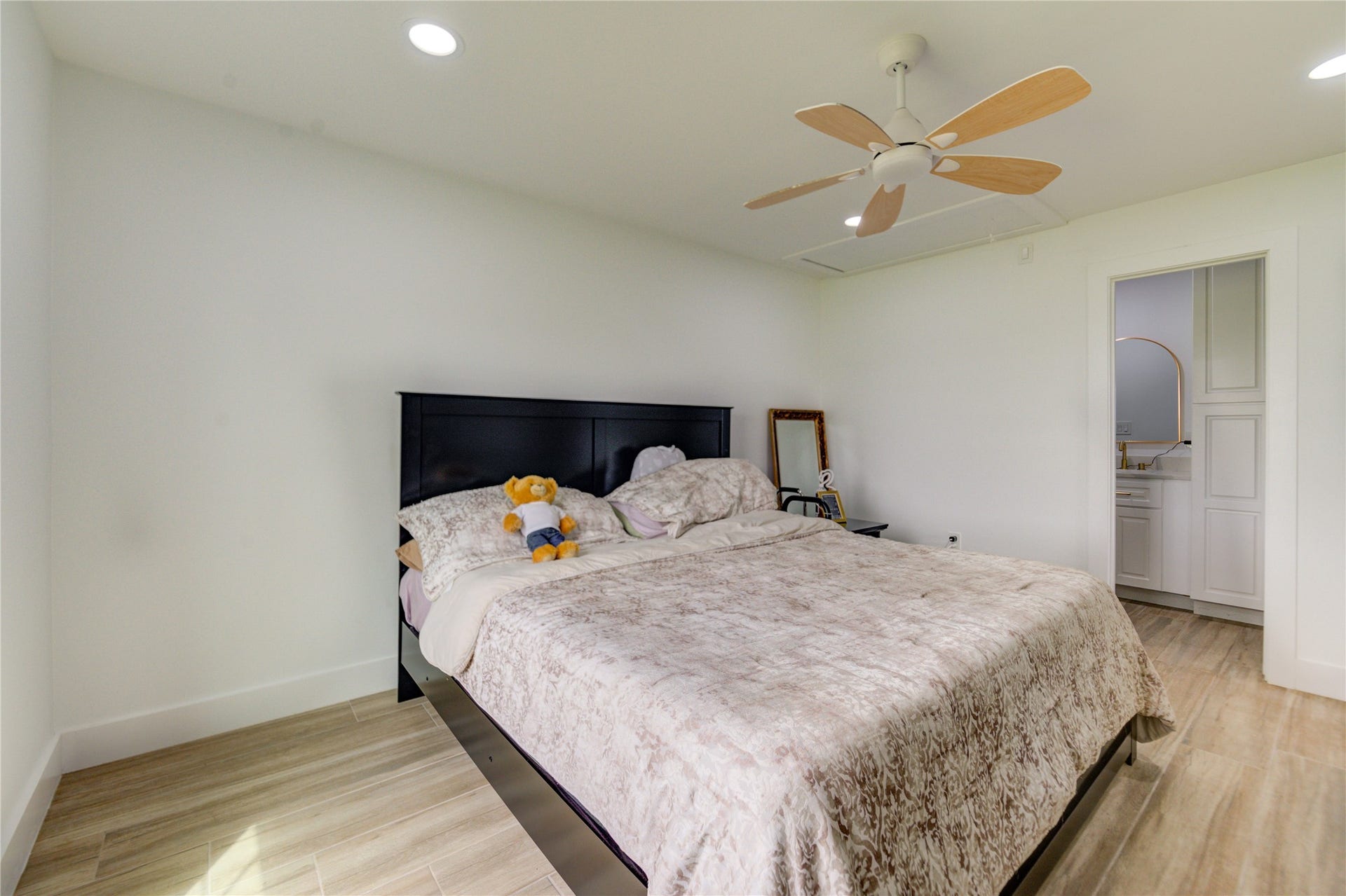 8204 S Humble Camp Road, Dickinson, TX 77539 1st Primary Bedroom