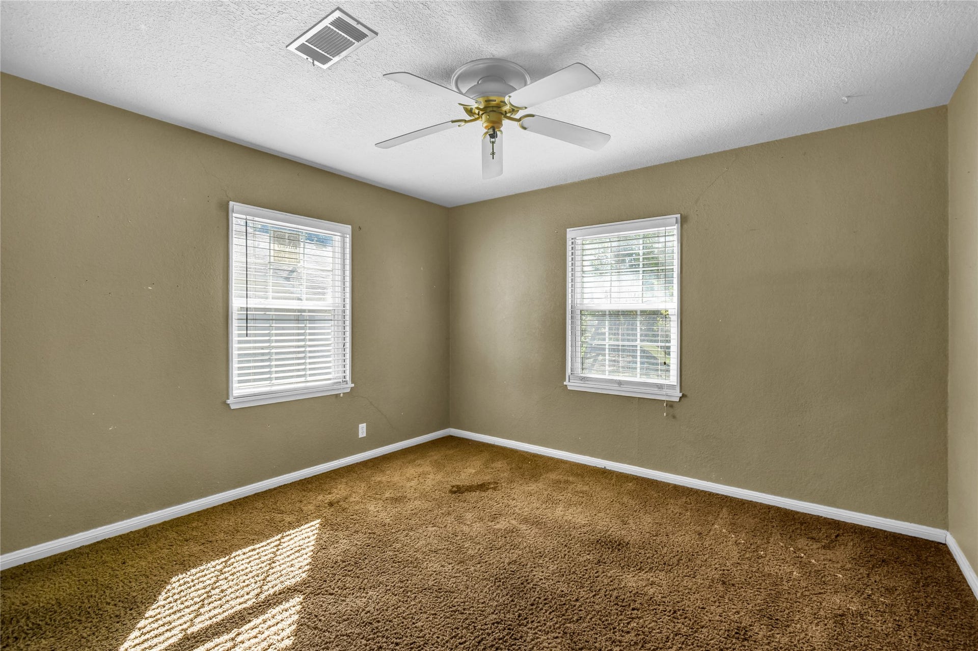 908 Robinhood Lane, Angleton, TX 77515