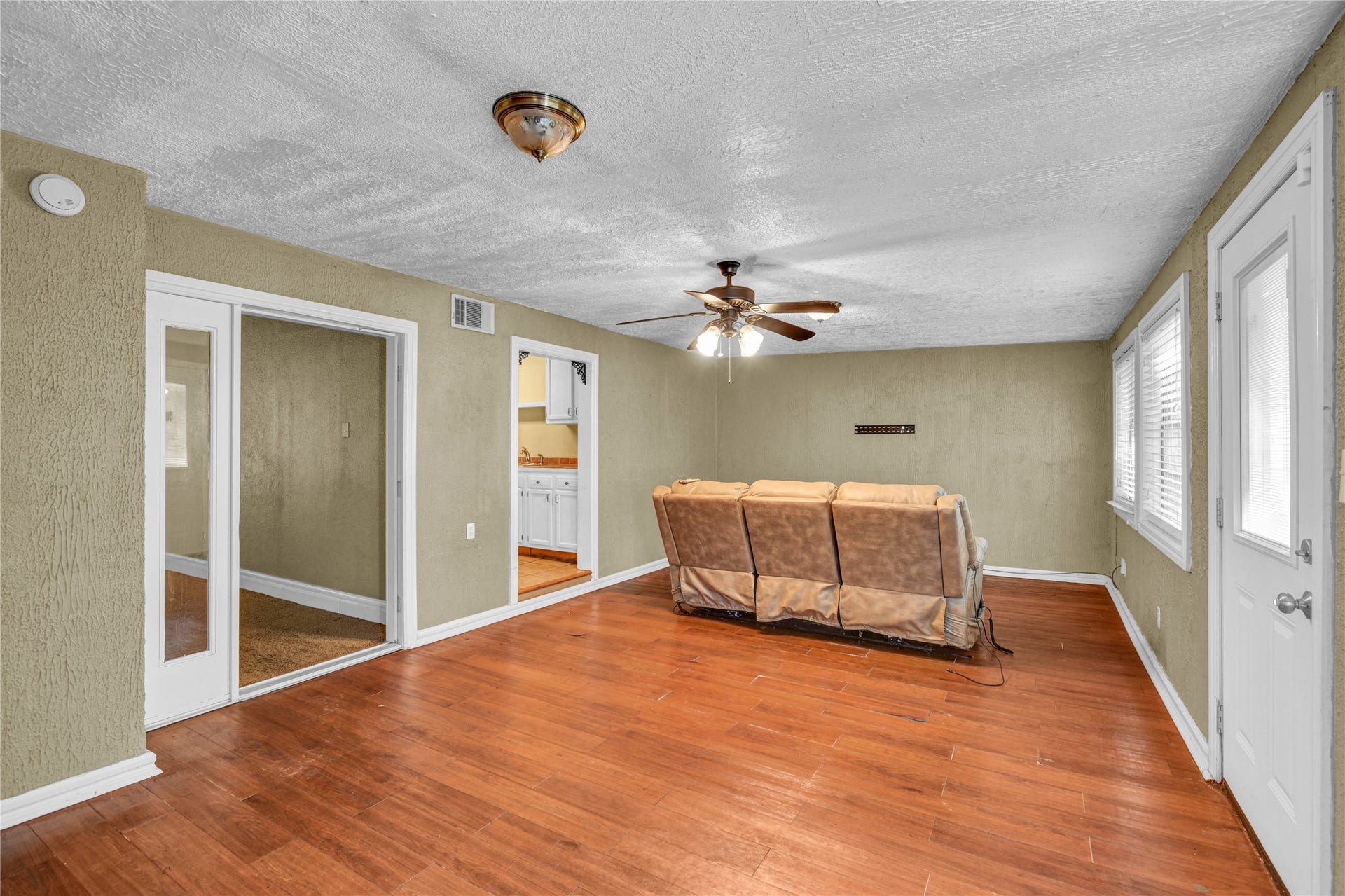 908 Robinhood Lane, Angleton, TX 77515