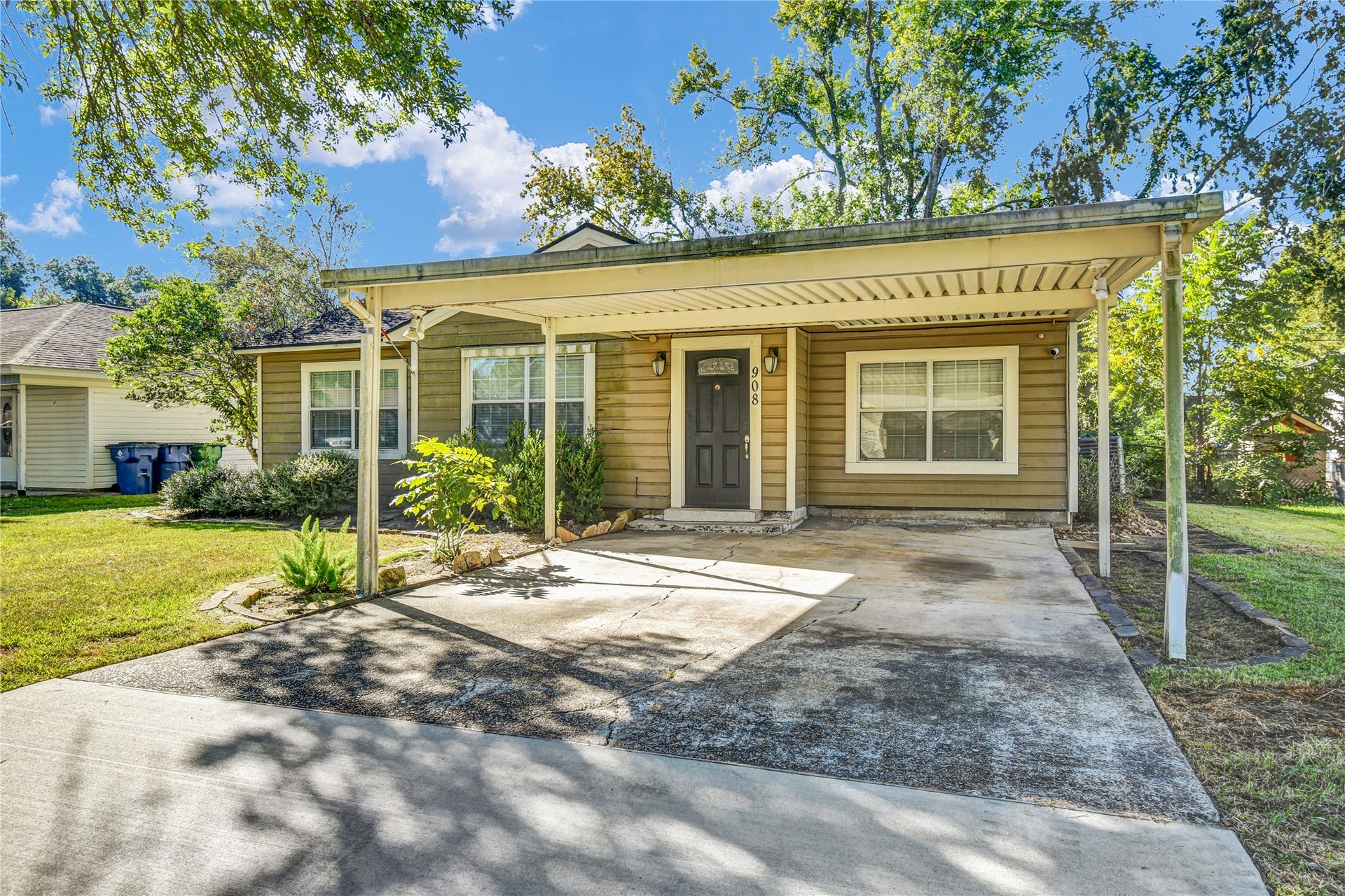 908 Robinhood Lane, Angleton, TX 77515