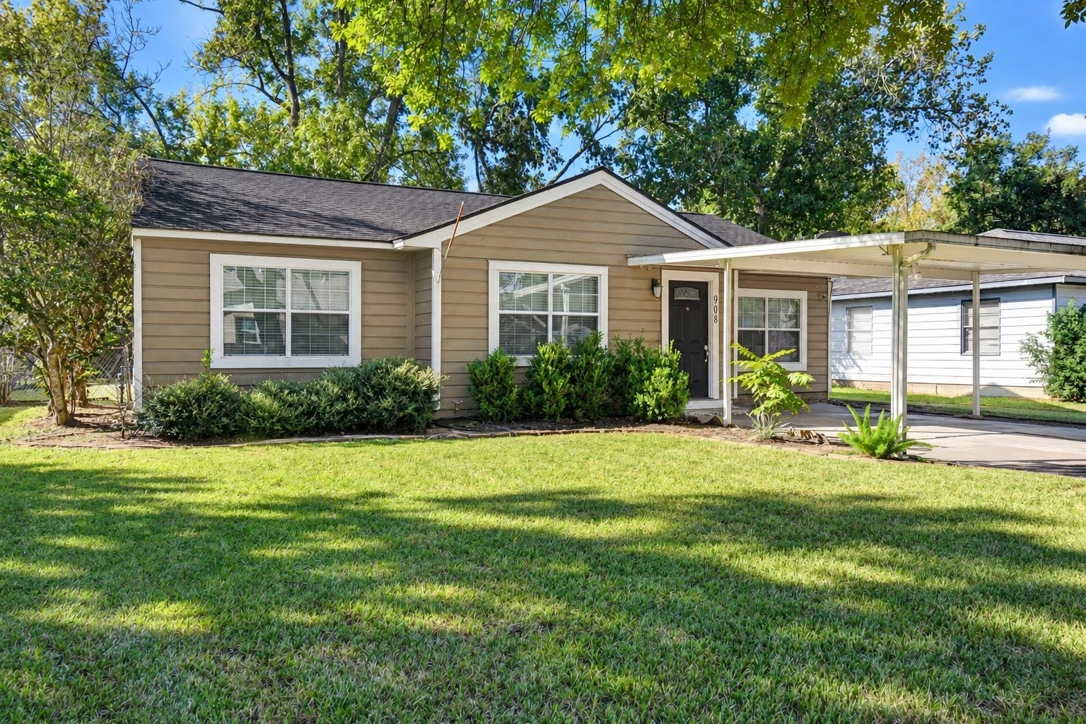 908 Robinhood Lane, Angleton, TX 77515