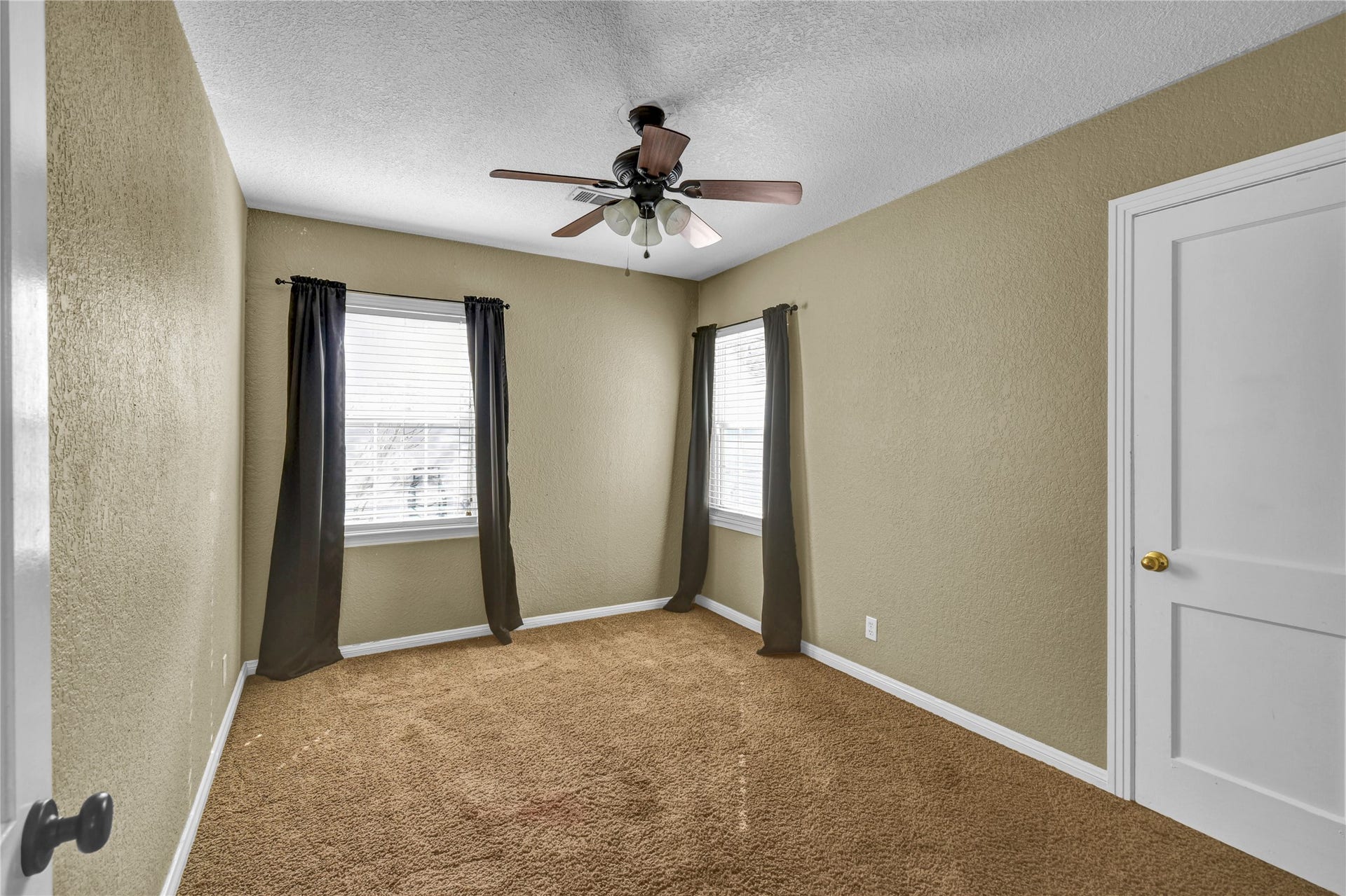 908 Robinhood Lane, Angleton, TX 77515