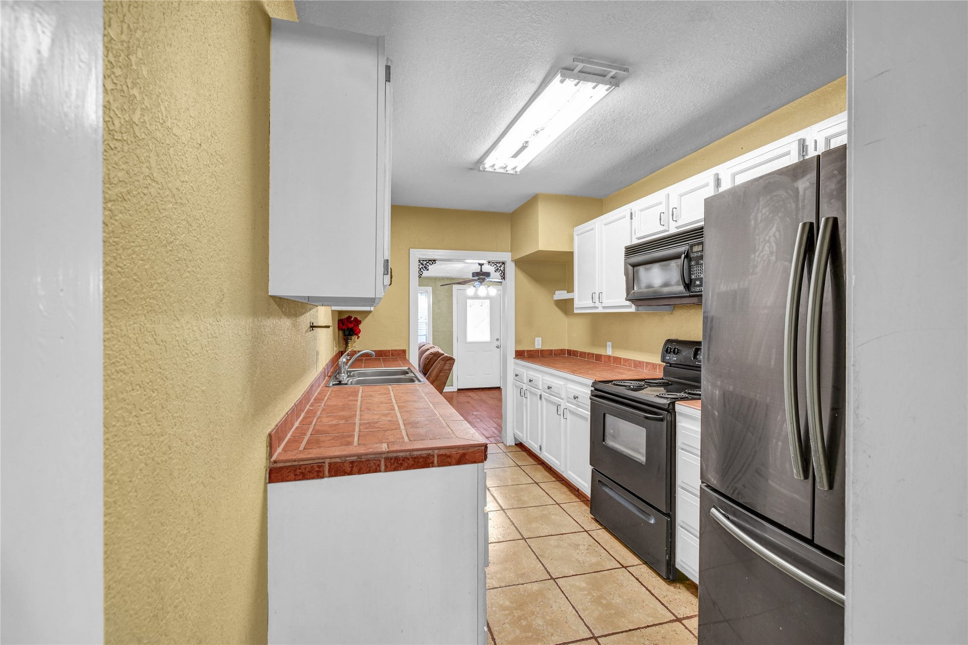 908 Robinhood Lane, Angleton, TX 77515