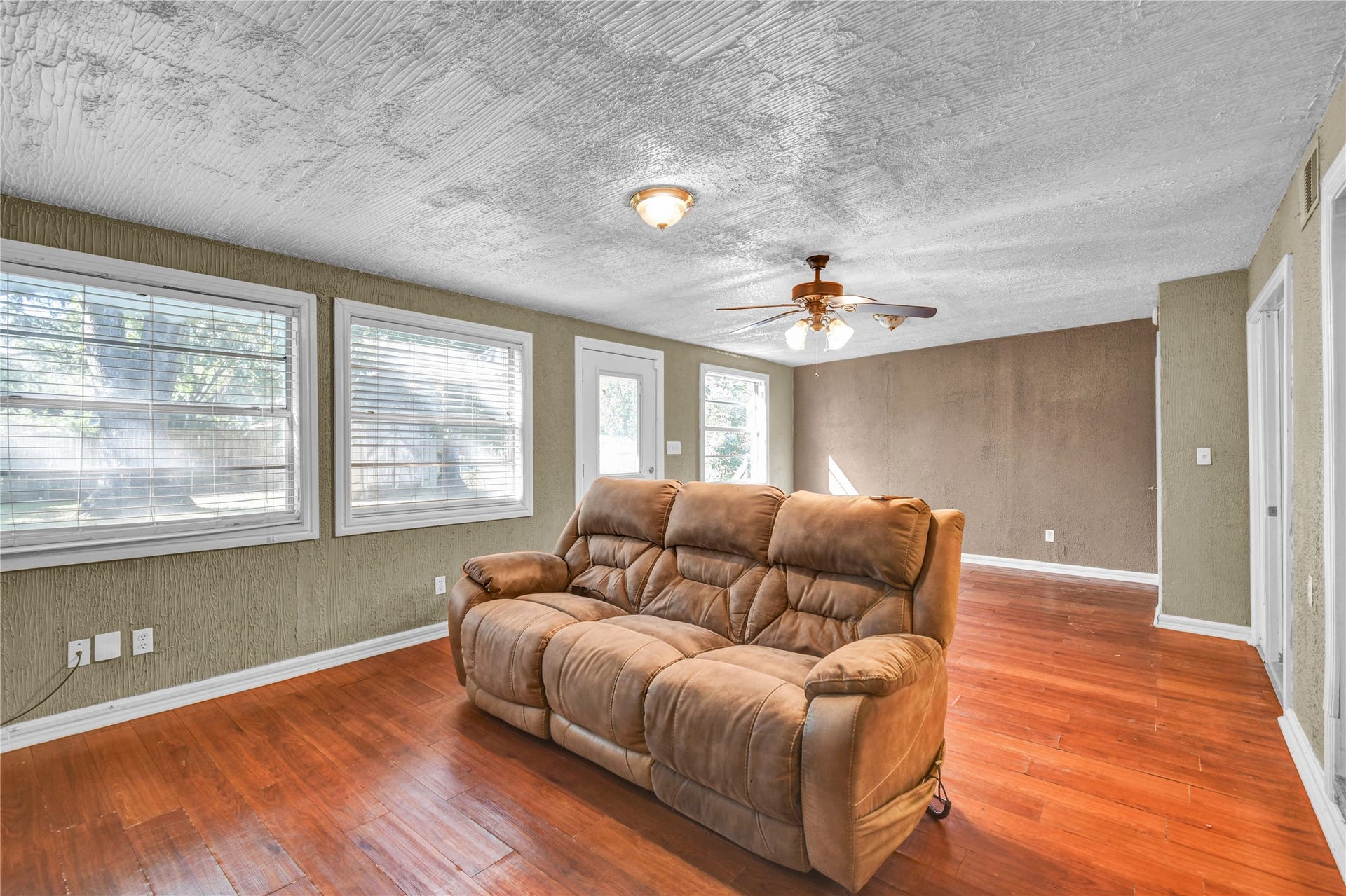 908 Robinhood Lane, Angleton, TX 77515