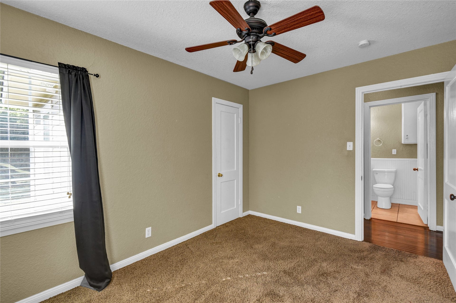 908 Robinhood Lane, Angleton, TX 77515