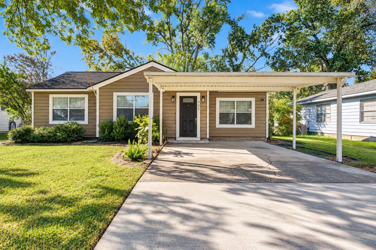 908 Robinhood Lane, Angleton, TX 77515