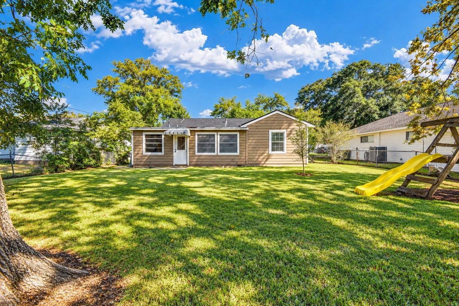 908 Robinhood Lane, Angleton, TX 77515