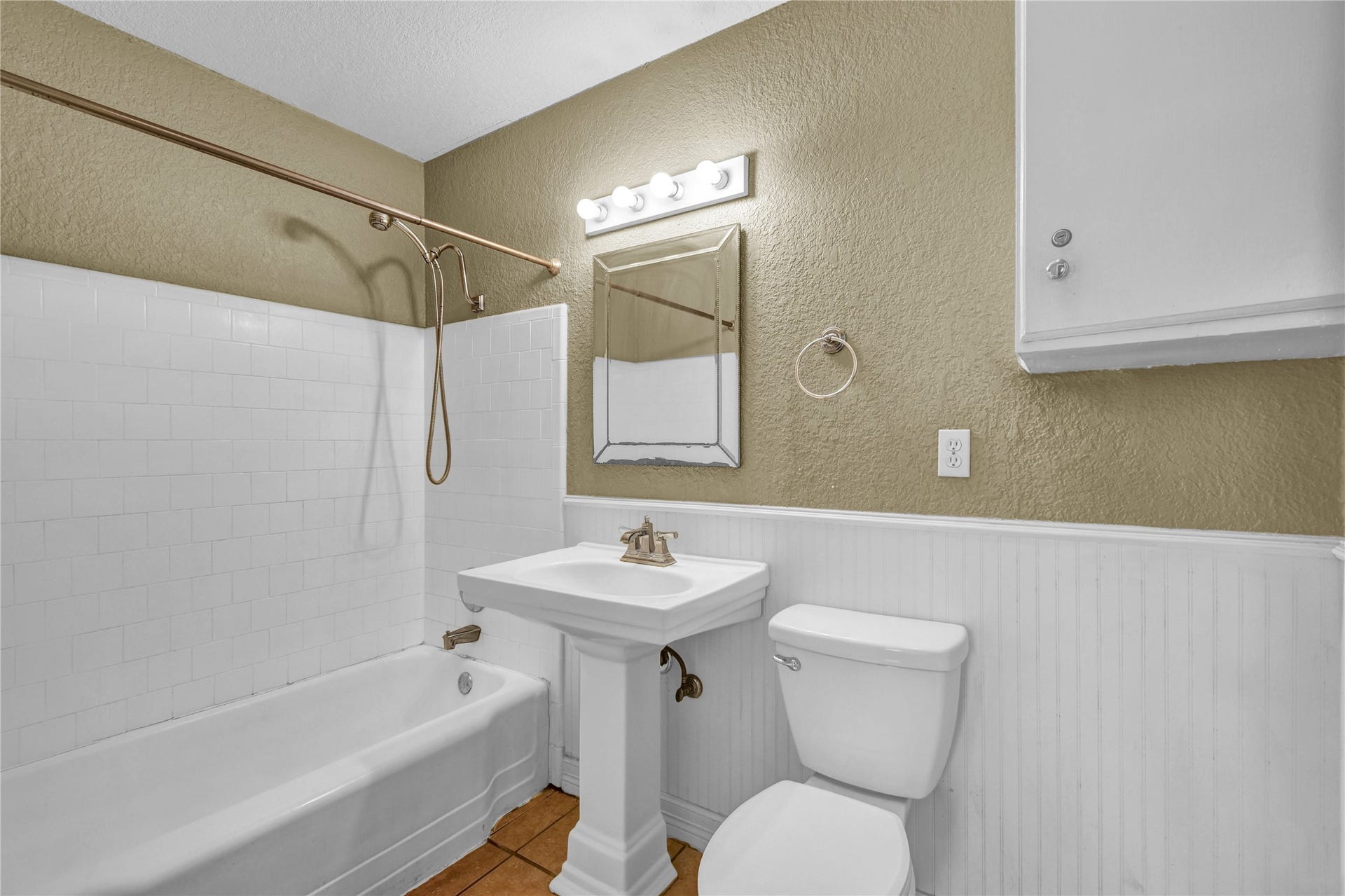 908 Robinhood Lane, Angleton, TX 77515
