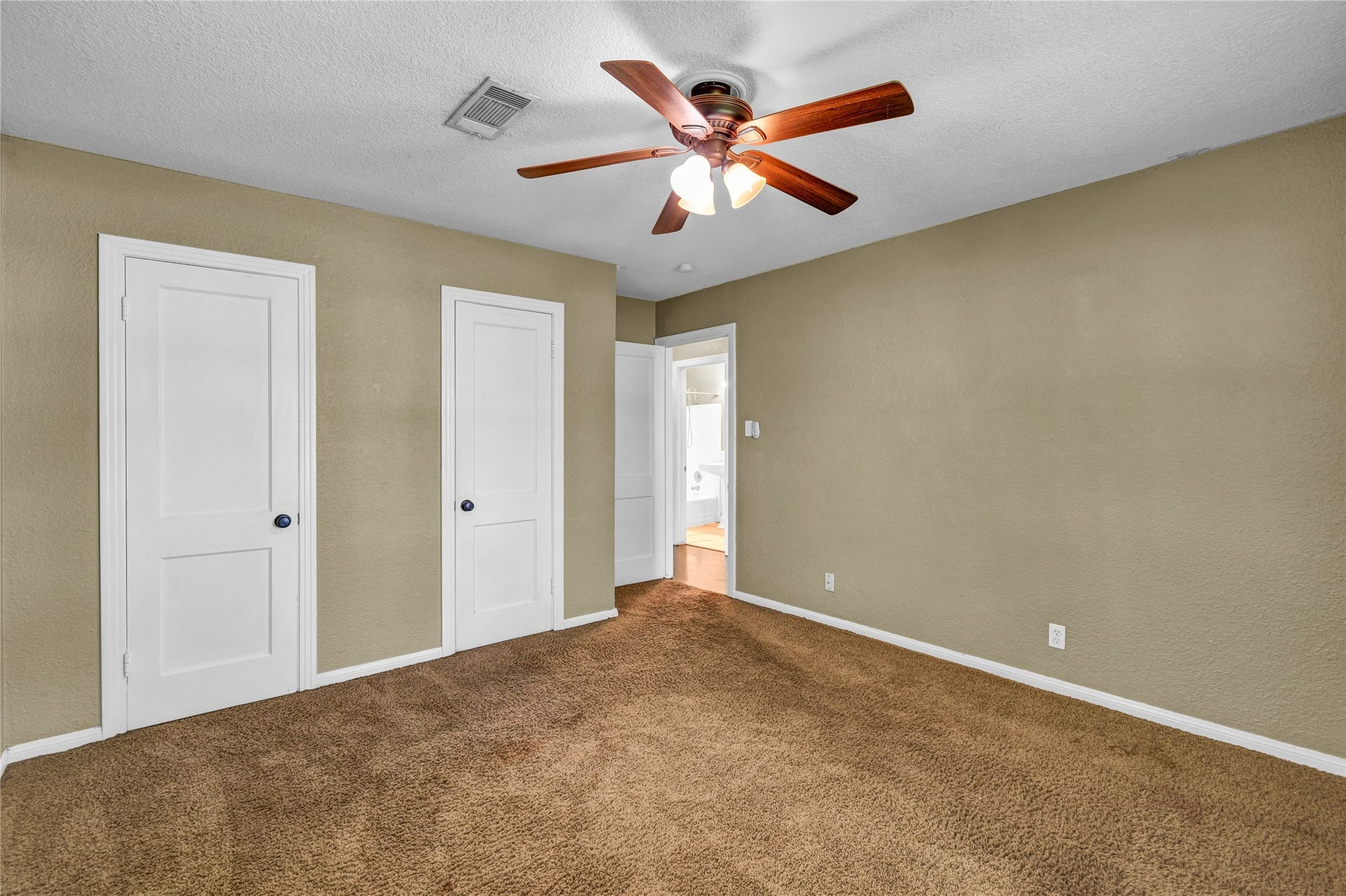 908 Robinhood Lane, Angleton, TX 77515