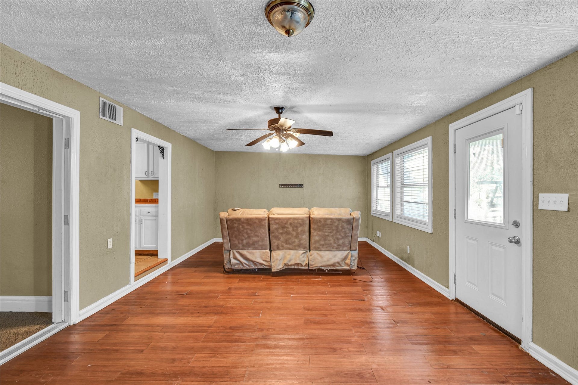 908 Robinhood Lane, Angleton, TX 77515
